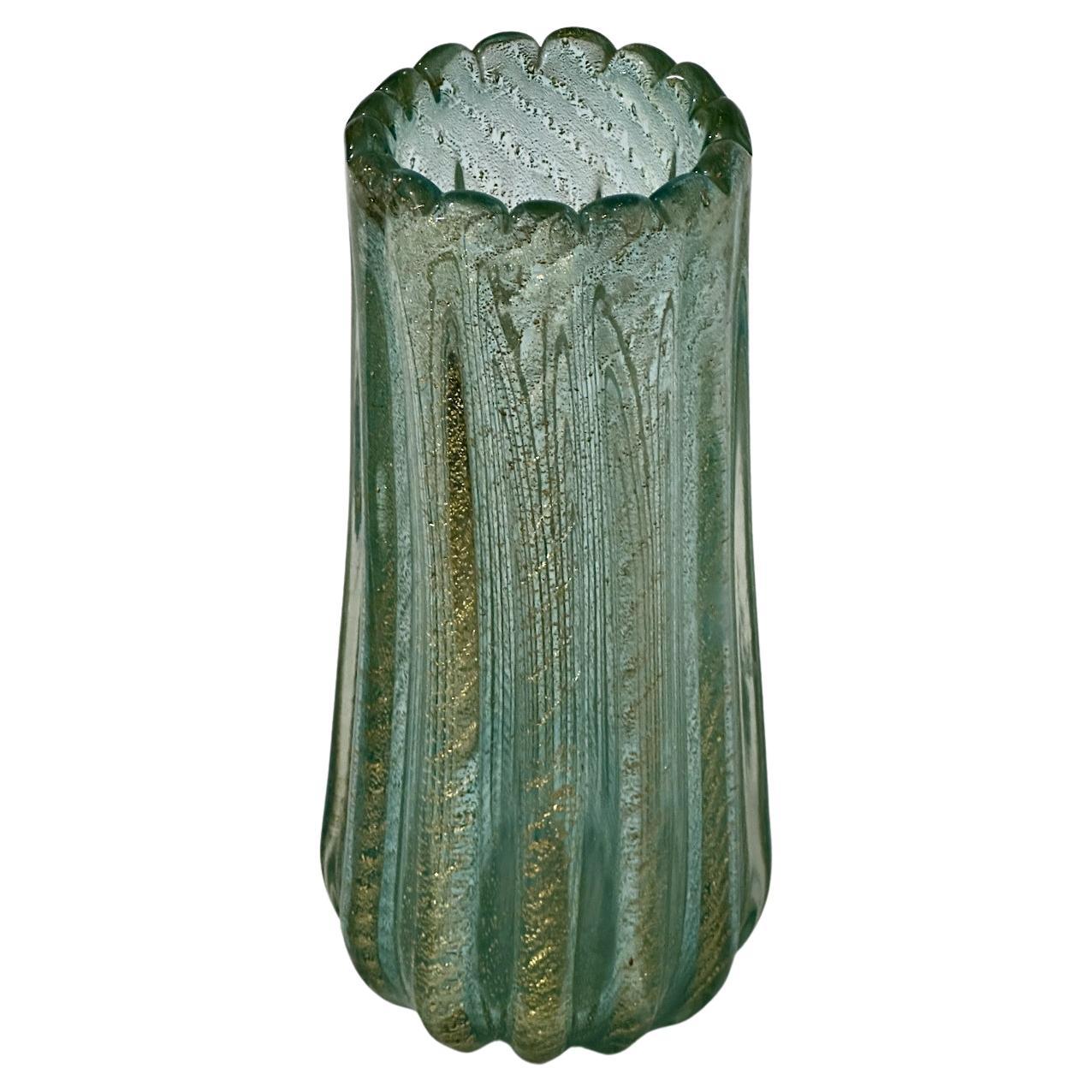 Vase en verre de Murano Cordonato d'Or vert et or d'Ercolier & Barovier&Toso, vers 1950. Cette pièce est composée d'une forme artisanale à nervures verticales, d'un bord à volants et de rubans verticaux en or 24 carats fusionnés sur du verre de