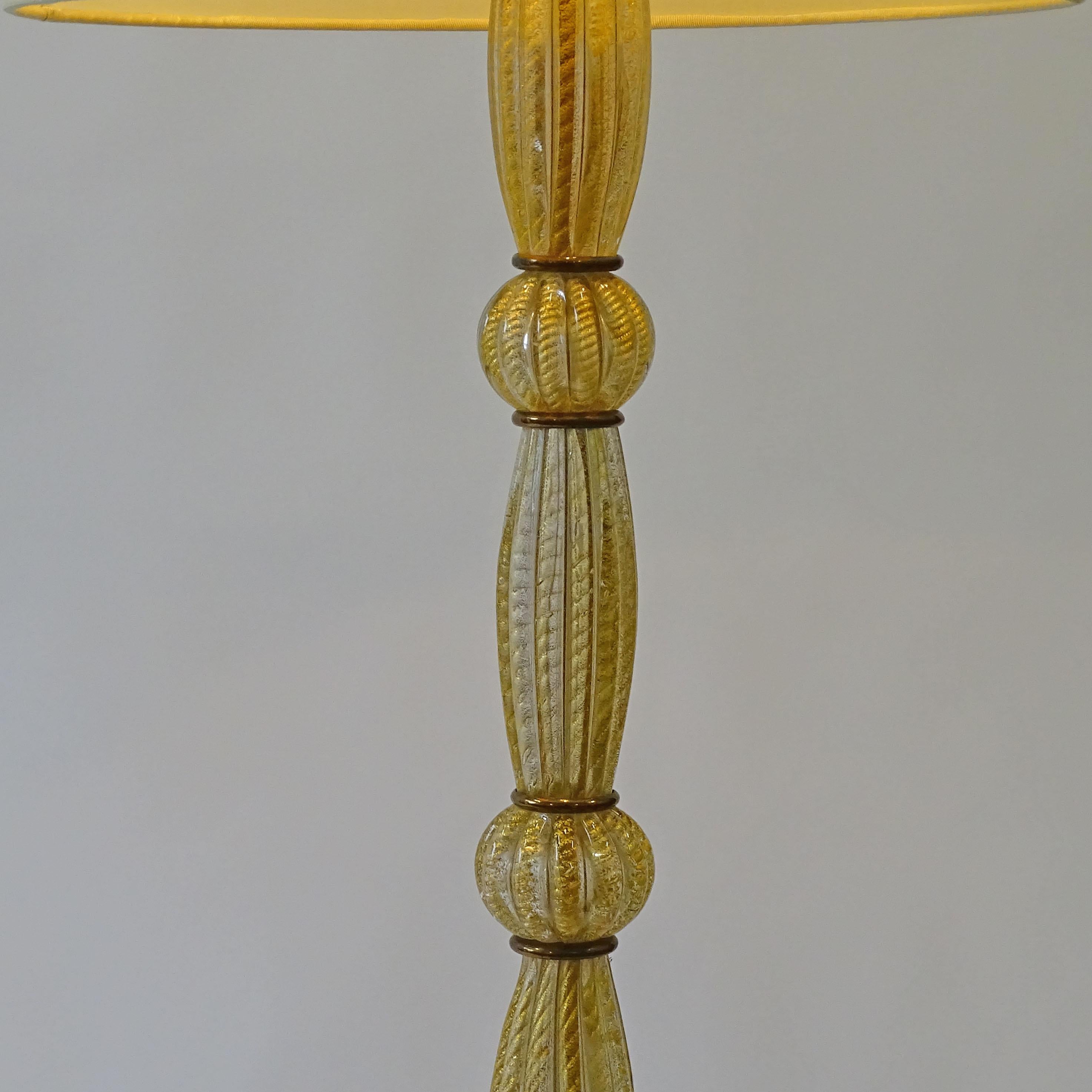 Ercole Barovier Cordonato Oro Murano Lampadaire, Italie, années 1940

La lampe comporte deux ampoules latérales sous l'abat-jour et une ampoule centrale sur le dessus pour éclairer le plafond, et elle peut être éclairée de différentes manières.
