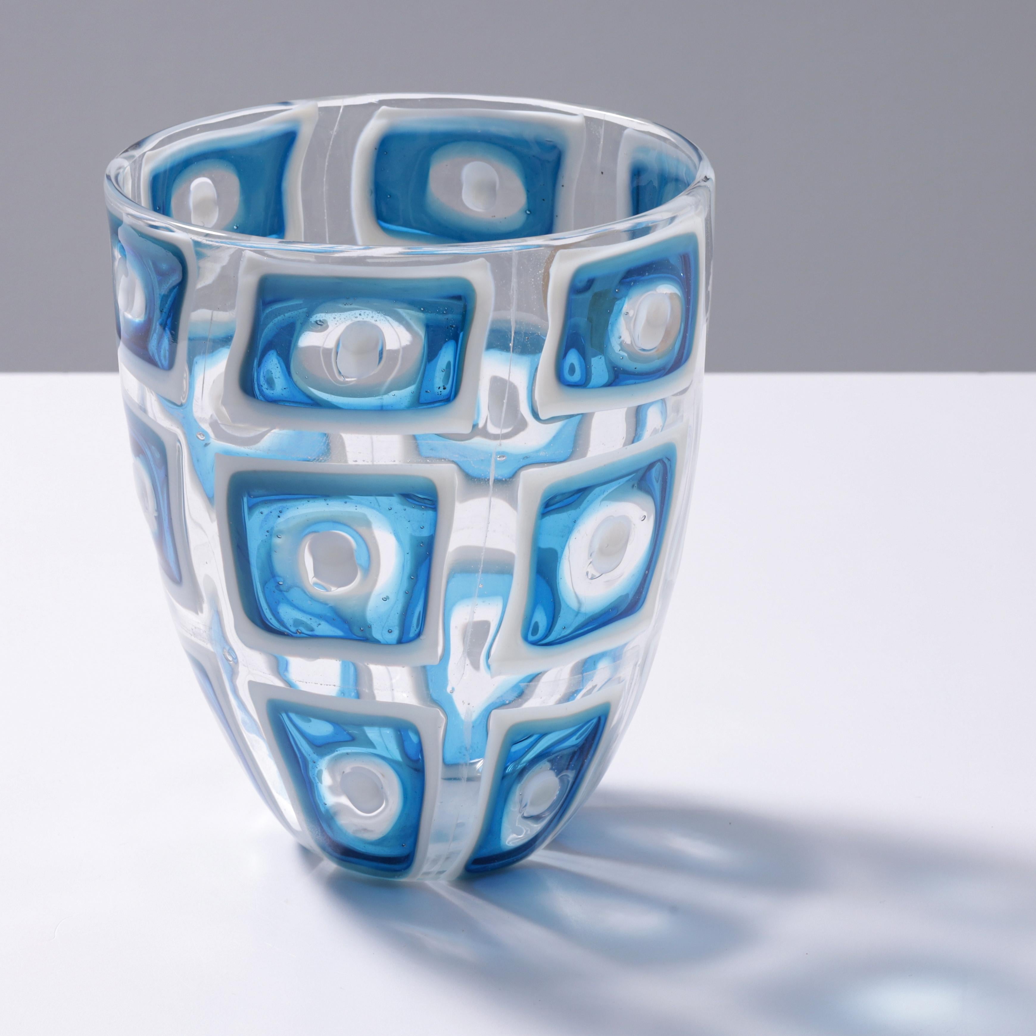 Künstler/Designer; Hersteller: Ercole Barovier (Italiener, 1889-1974); Barovier & Toso (Italien)
Markierung(en); Anmerkungen: Barovier&Toso Label
MATERIALIEN: Tessera-Glas
Abmessungen (H, B, T): 6,5 