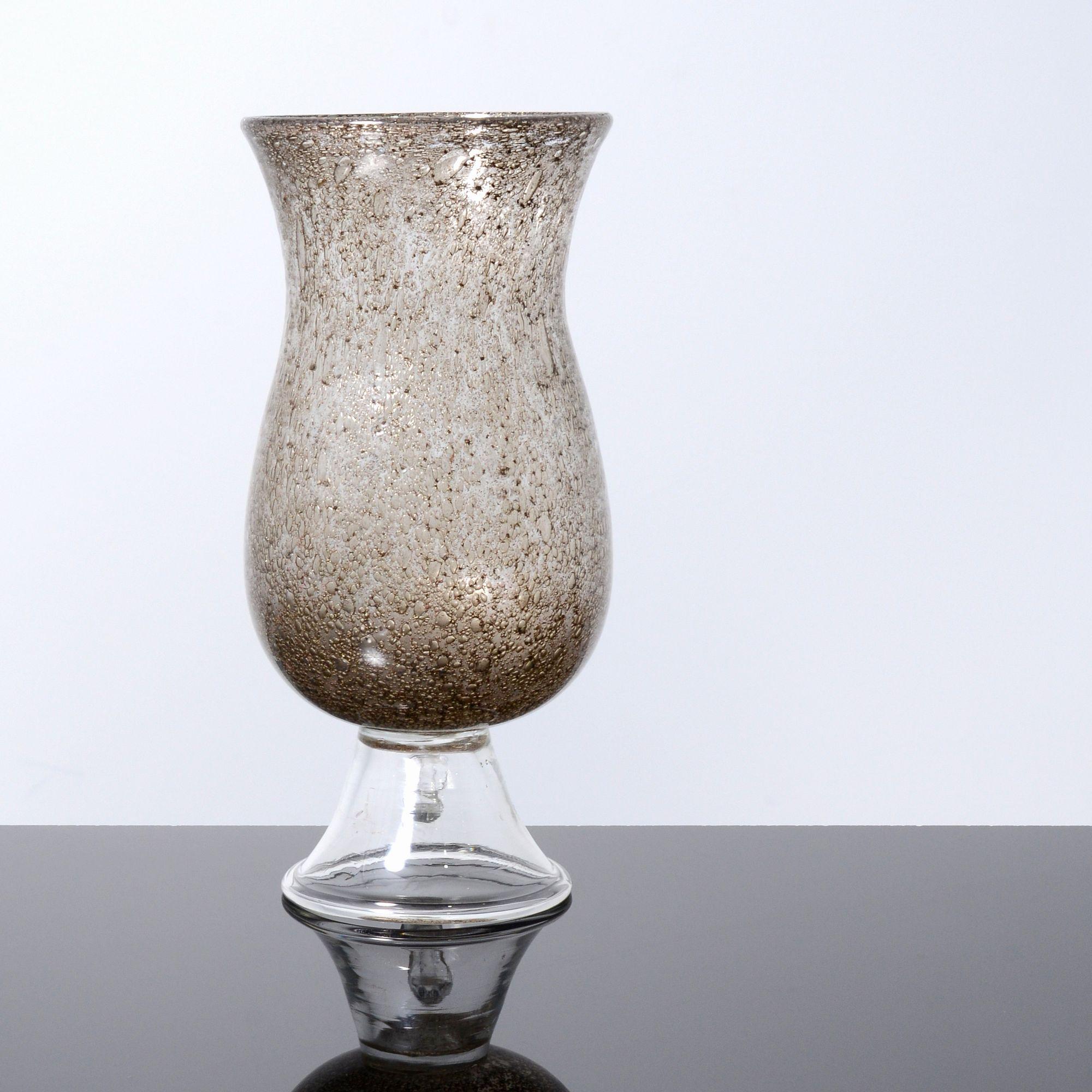 Künstler/Designer; Hersteller: Ercole Barovier (Italiener, 1889-1974); Barovier & Toso (Italien)
Markierung(en); Anmerkungen: keine Markierung(en) ersichtlich
MATERIALIEN: Glas
Abmessungen (H, B, T): 11,25 
