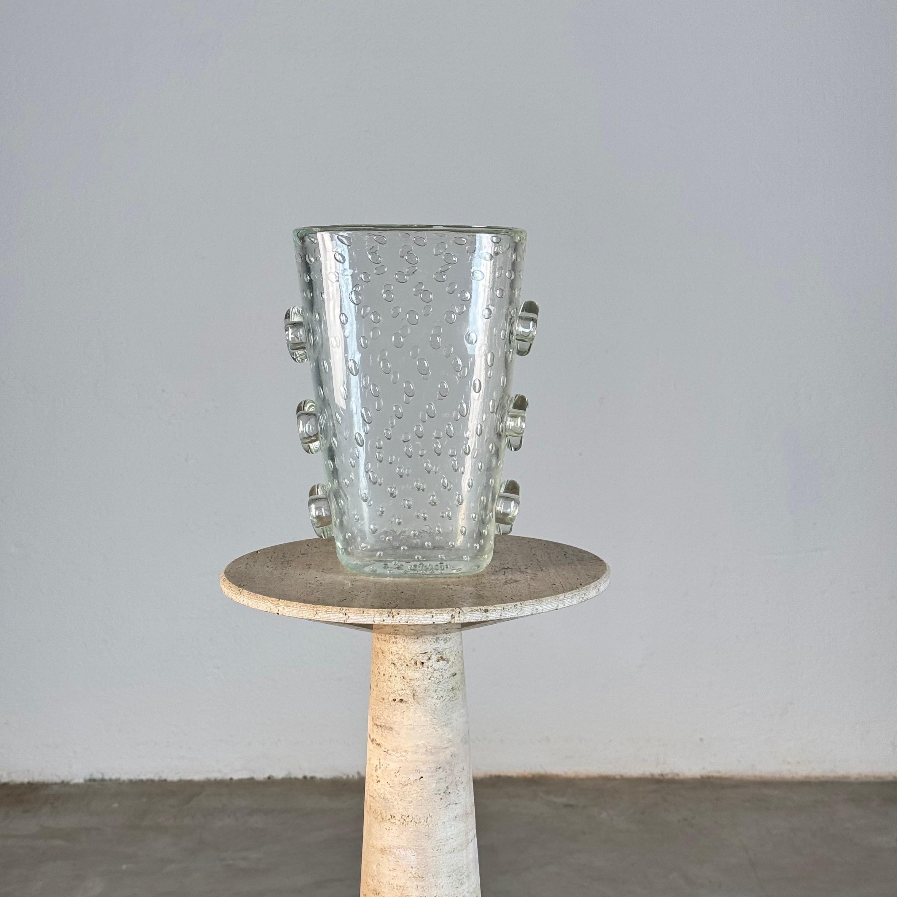 Esempio straordinariamente raro della sperimentazione di Ercole Barovier con la tecnica del pulegoso nei primi anni '30, questo vaso scultoreo rappresenta uno dei capitoli più ricercati della storia del vetro veneziano. La sua forma ovale allungata,