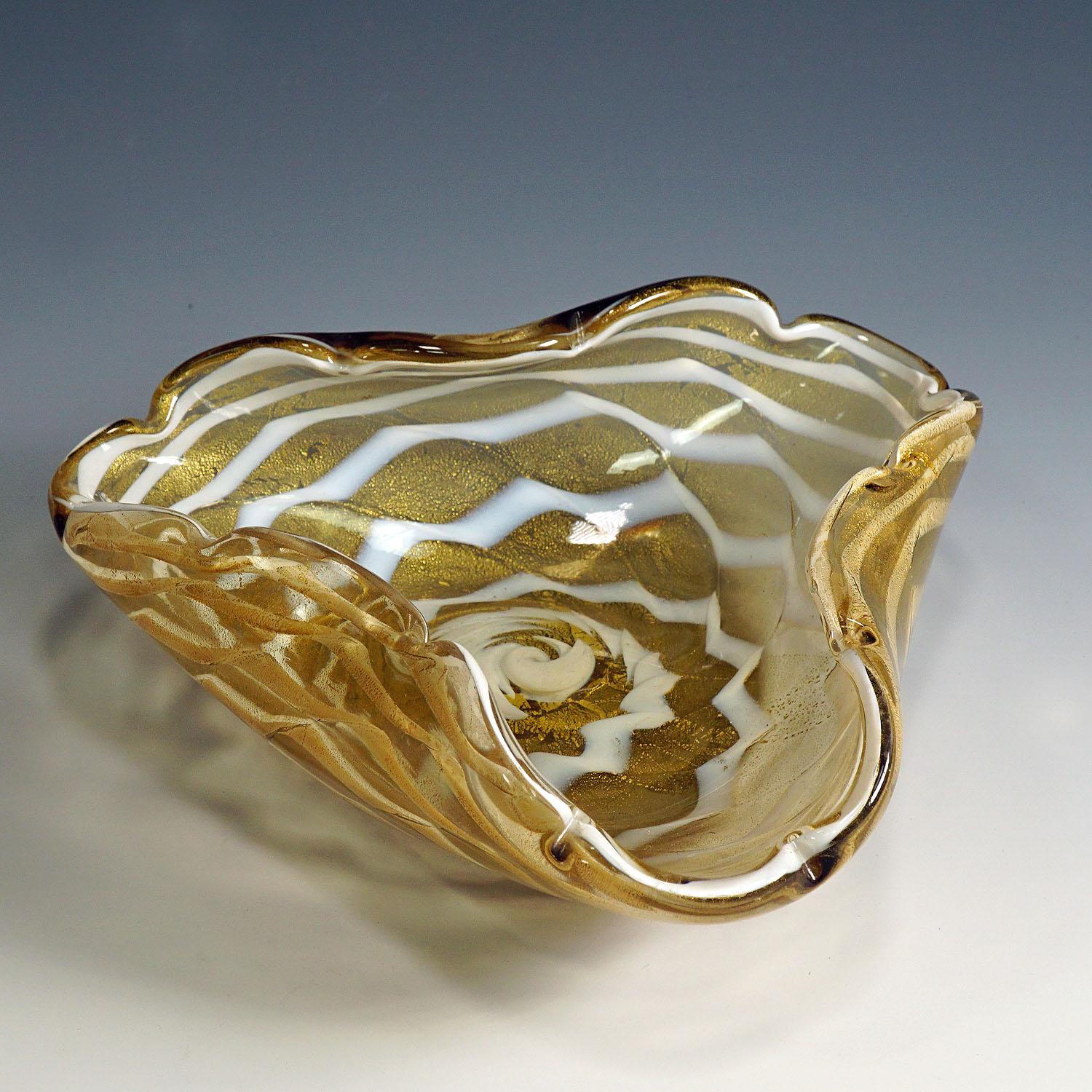 Ercole Barovier - Ferro Toso Barovier Bowl ca. 1936

A nice glass bowl manufactured by Ferro Toso Barovier ca. 1936, Murano Italy. Honey yellow glass with gold foil inclusion and a ondulating white glass spiral.

Measures:
Height: 2.17