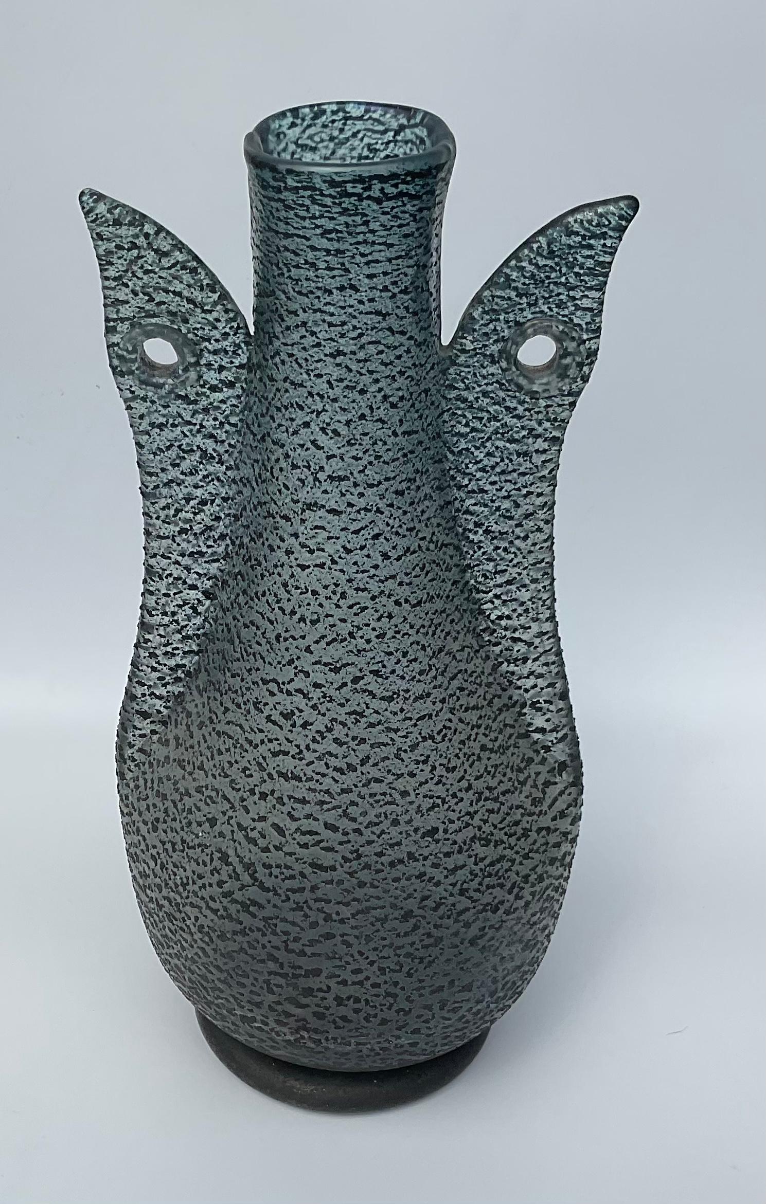Große Barbarico-Vase mit doppeltem Vogel, entworfen von Ercole Barovier für Barovier und Toso. Schwarzes, strukturiertes Glas mit irisierender Oberfläche. Die Vase ist signiert mit aufgeklebtem Label des Herstellers aus Papier am Boden: [Barovier &