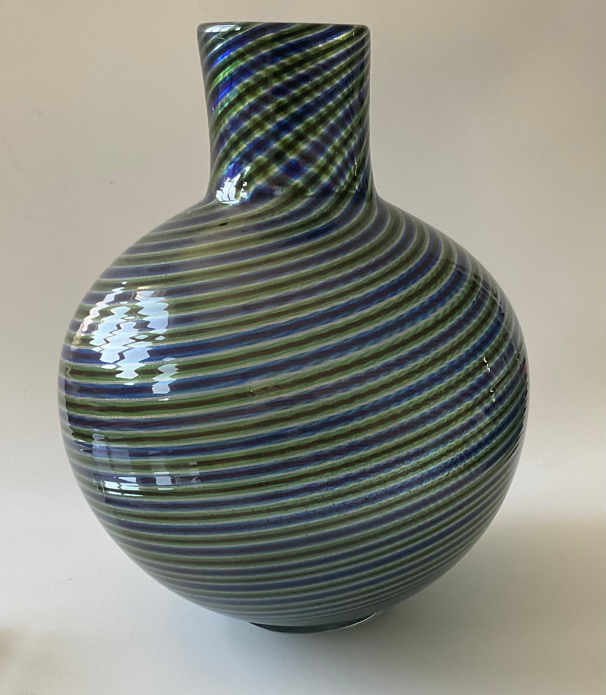 Ercole Barovier für Barovier und Toso Murano Glas Striato Vase Signiert Barovier und Toso. Erstaunliche Kontrolle und Detailgenauigkeit bei klarem Fuß. Beachten Sie das dezent aufgetragene Blattgold.