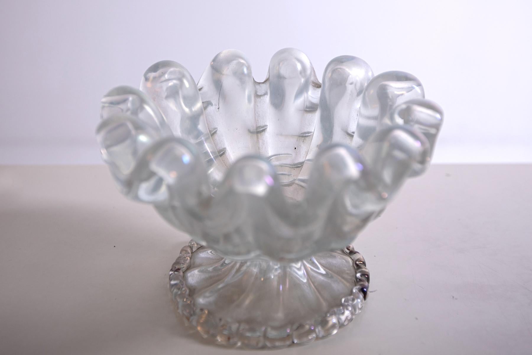 Elegante Vase von Ercole Barovier aus den 1930er Jahren. Die Vase ist mit irisierender Technik hergestellt, das ganze Objekt ist aus irisierendem Kristall in Form einer Muschel. Die Vase ist ideal auch als Tasse als Tischschmuck.
