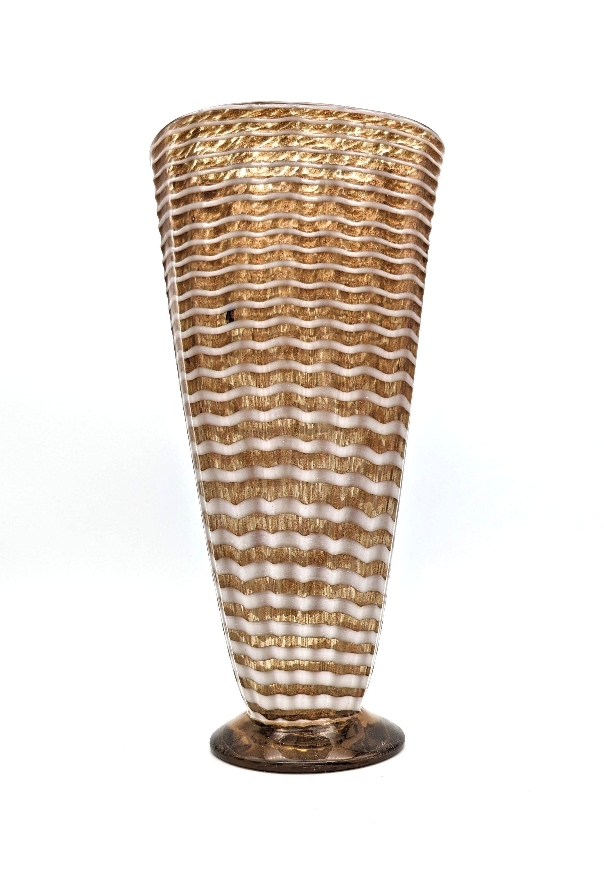 Eine schöne und hohe Vase aus Murano-Glas, hergestellt in den 1930er Jahren von Ferro Toso Barovier, entworfen von Ercole Barovier. Die Vase mit einem  Die schlichte und moderne Form wurde mit Kupfereinschlüssen und weißen 