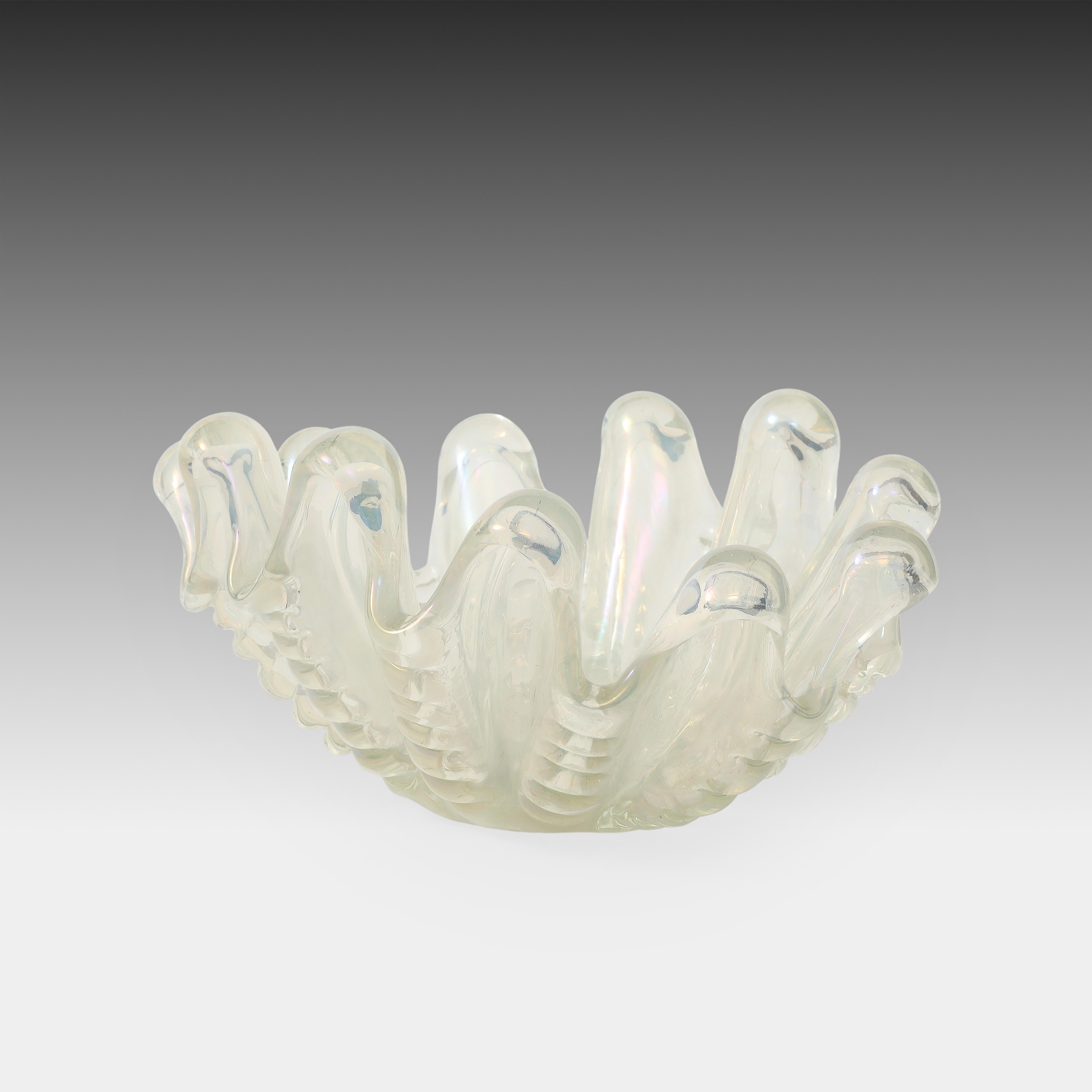 Diseñada por Ercole Barovier para Barovier & Toso en 1948, la Grosse Costolature o Concha de Almeja  Cuenco de cristal de Murano transparente iridiscente con gran borde ondulado y adornos estriados en el cuerpo.  Este impresionante y estilizado