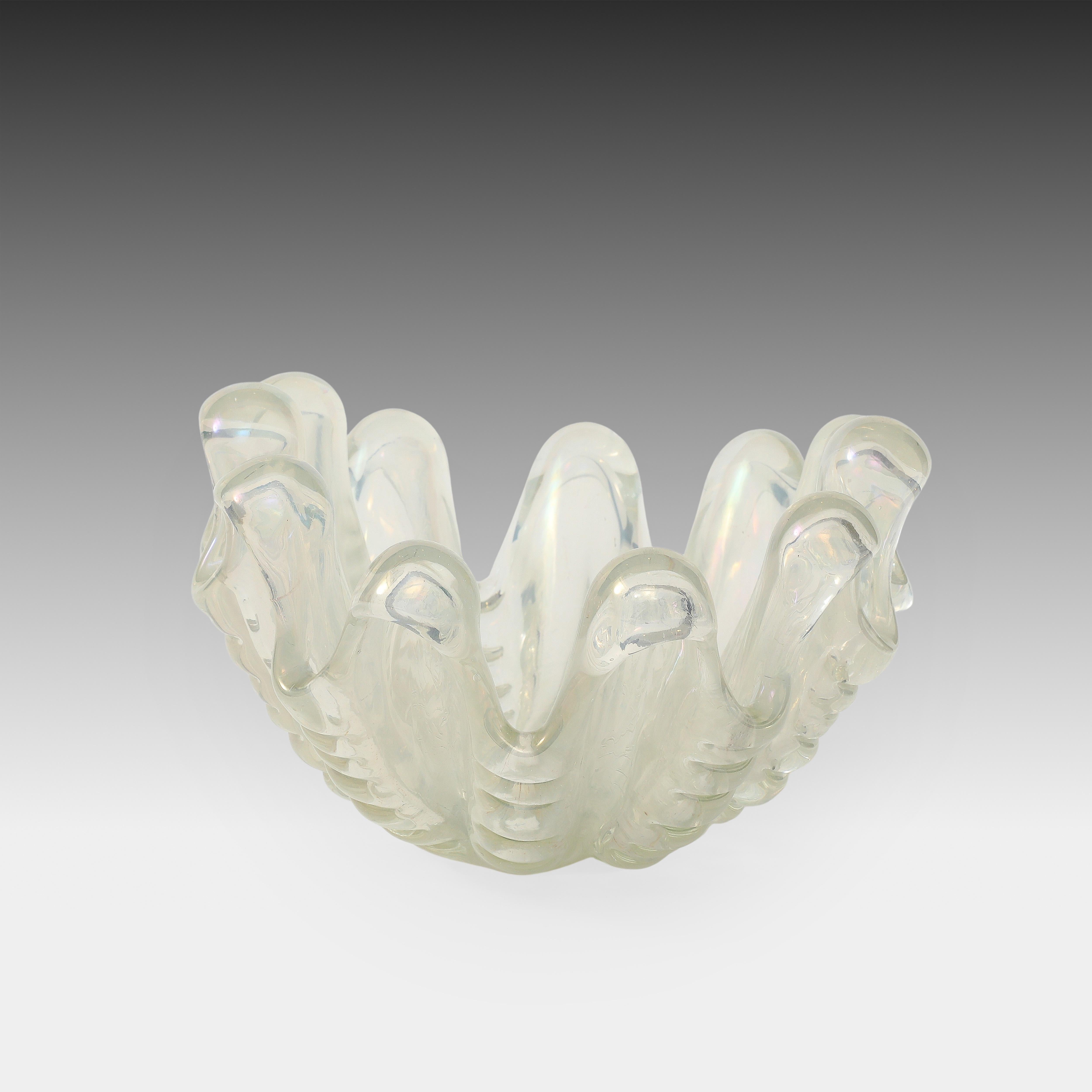 Ercole Barovier Gran cuenco de vidrio iridiscente Grosse Costolature Clam Shell, años 40 Moderno de mediados de siglo en venta