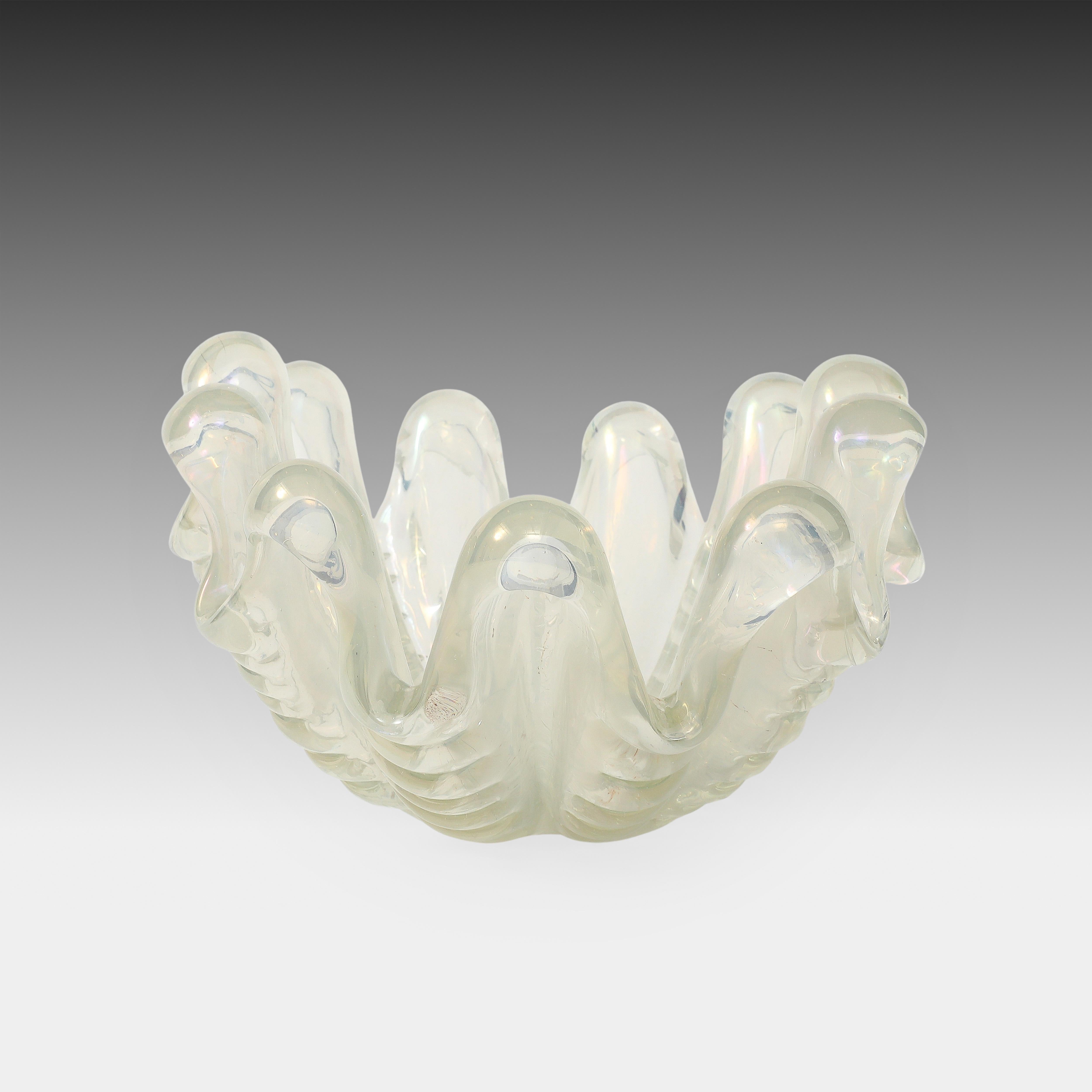 Ercole Barovier Gran cuenco de vidrio iridiscente Grosse Costolature Clam Shell, años 40 mediados del siglo XX en venta