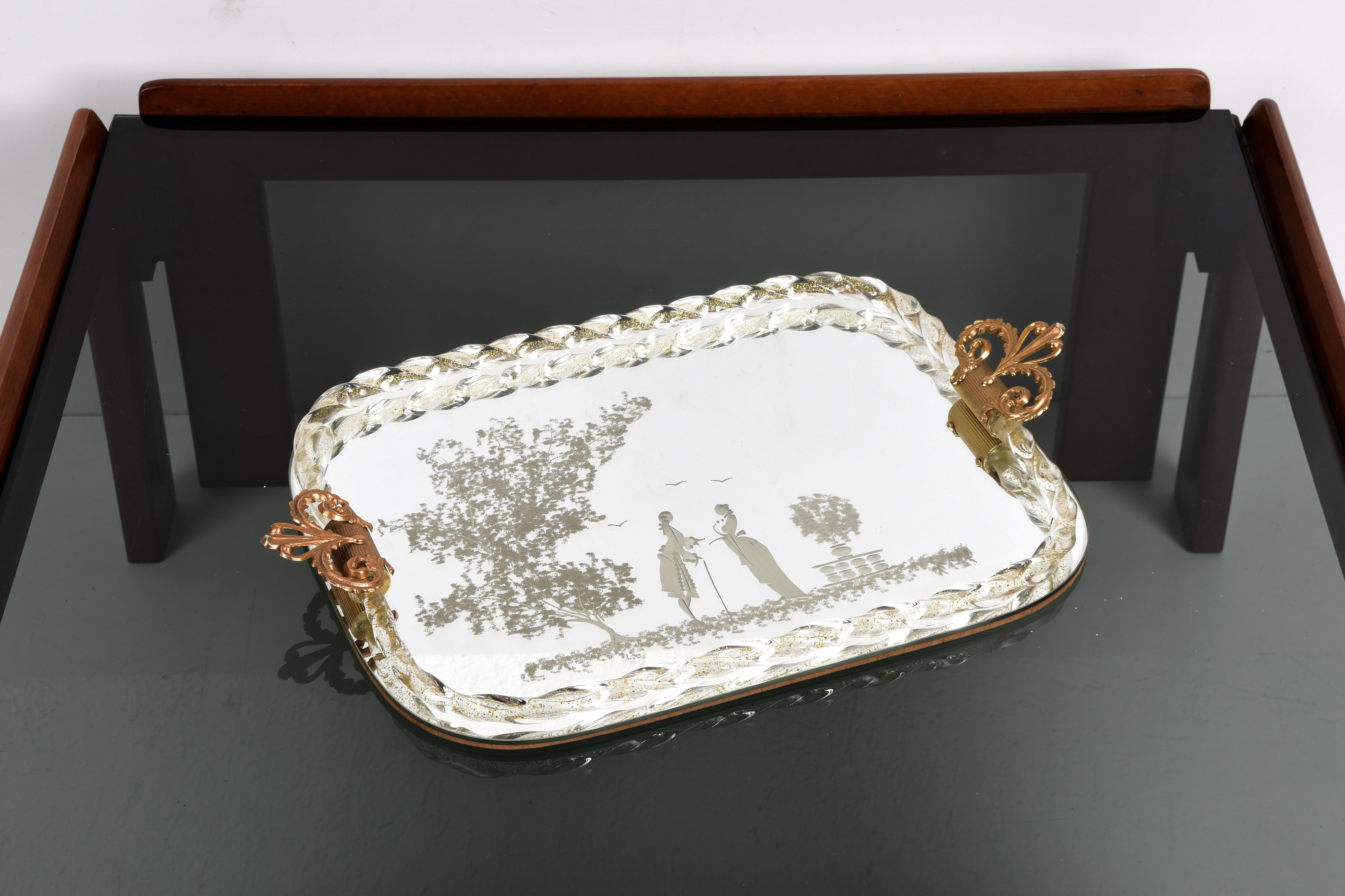 Midcentury mirror-engraved Murano glass serving tray. This wonderful piece was produced in Italy during 1940s by the master Murano glass-maker of Ercole Barovier.

This wonderful item is a peculiar Venetian vintage tray with a mirror base and
