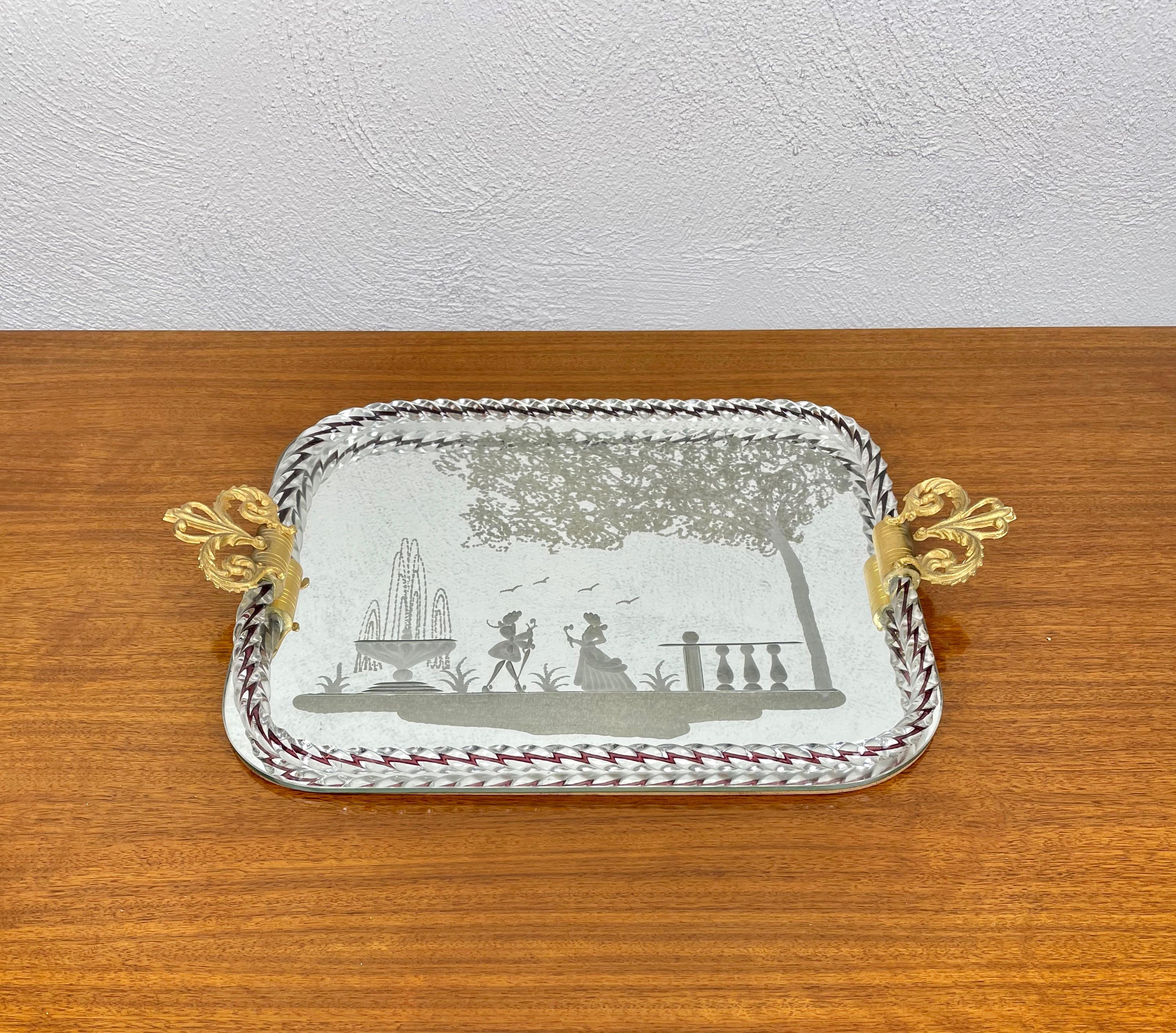 Midcentury mirror-engraved Murano glass serving tray. This wonderful piece was produced in Italy during 1940s by the master Murano glass-maker of Ercole Barovier. This wonderful item is a peculiar Venetian vintage tray with a mirror base and gilded
