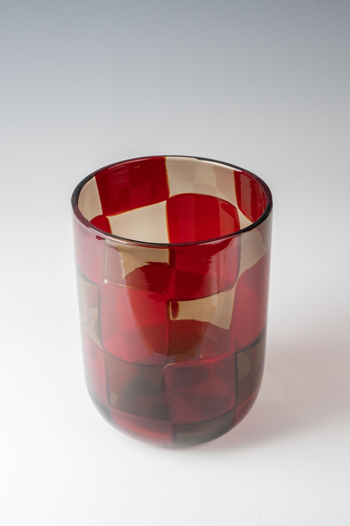 Ercole Barovier (1889 - 1974), modello 'Pezzato', 1950
tessere di colore ambra e rosso 
prodotto da Barovier&Toso, Murano, Italia 
20 cm (altezza)
contrassegnato da una vecchia etichetta 