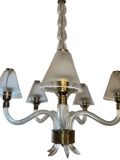 Ercole Barovier Fünfarmiger Murano-Glas-Kronleuchter mit matten Schirmen. Italien, 1940er Jahre