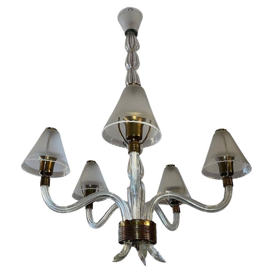 Lampadario a cinque bracci in vetro di Murano con paralumi smerigliati di Ercole Barovier. Italia, anni 
40 in vendita