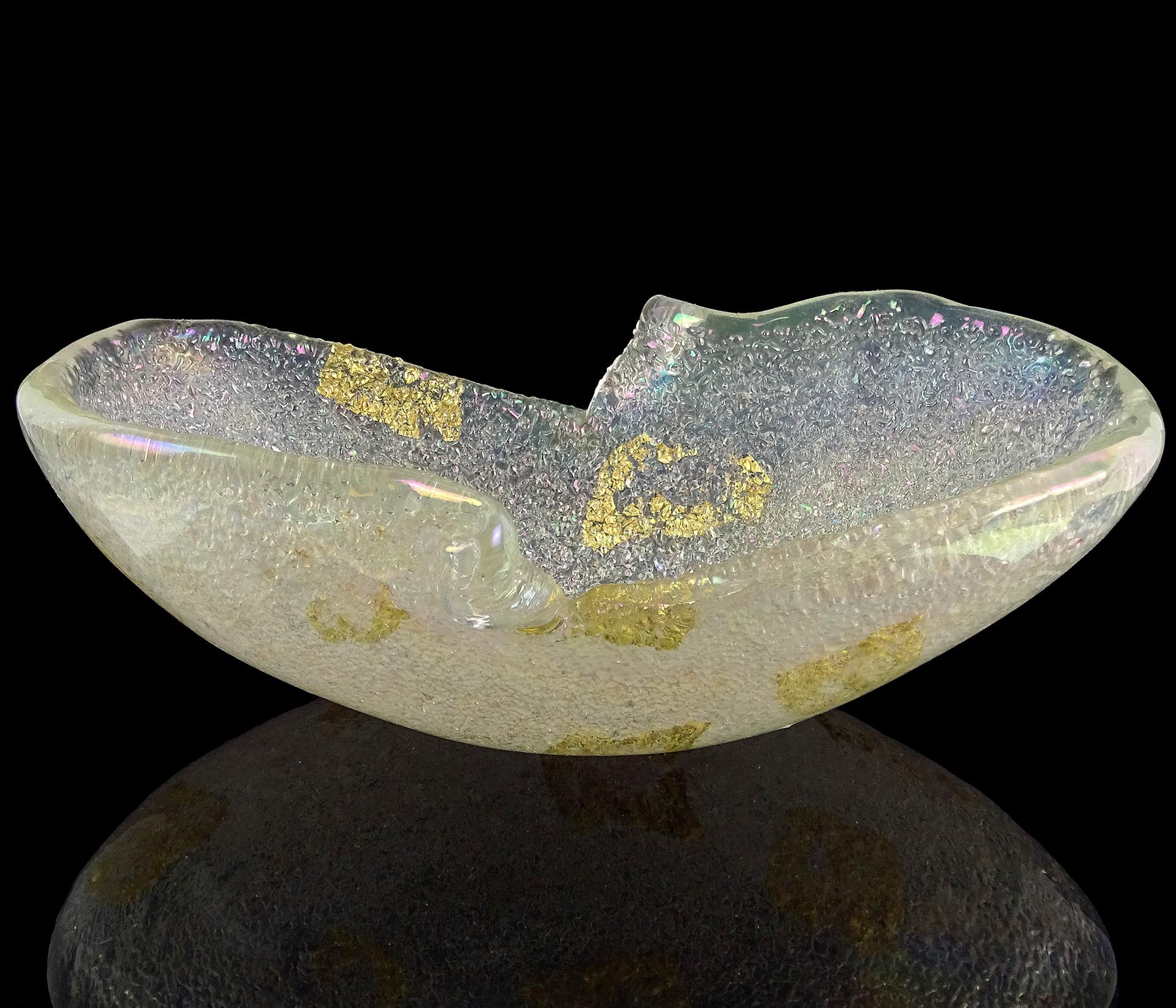 Beautiful vintage Murano hand blown, iridescent, gold flecks and textured Italian art glass scissor cut rim bowl. Documented to Ercole Barovier for Barovier e Toso, circa 1940s, in the 