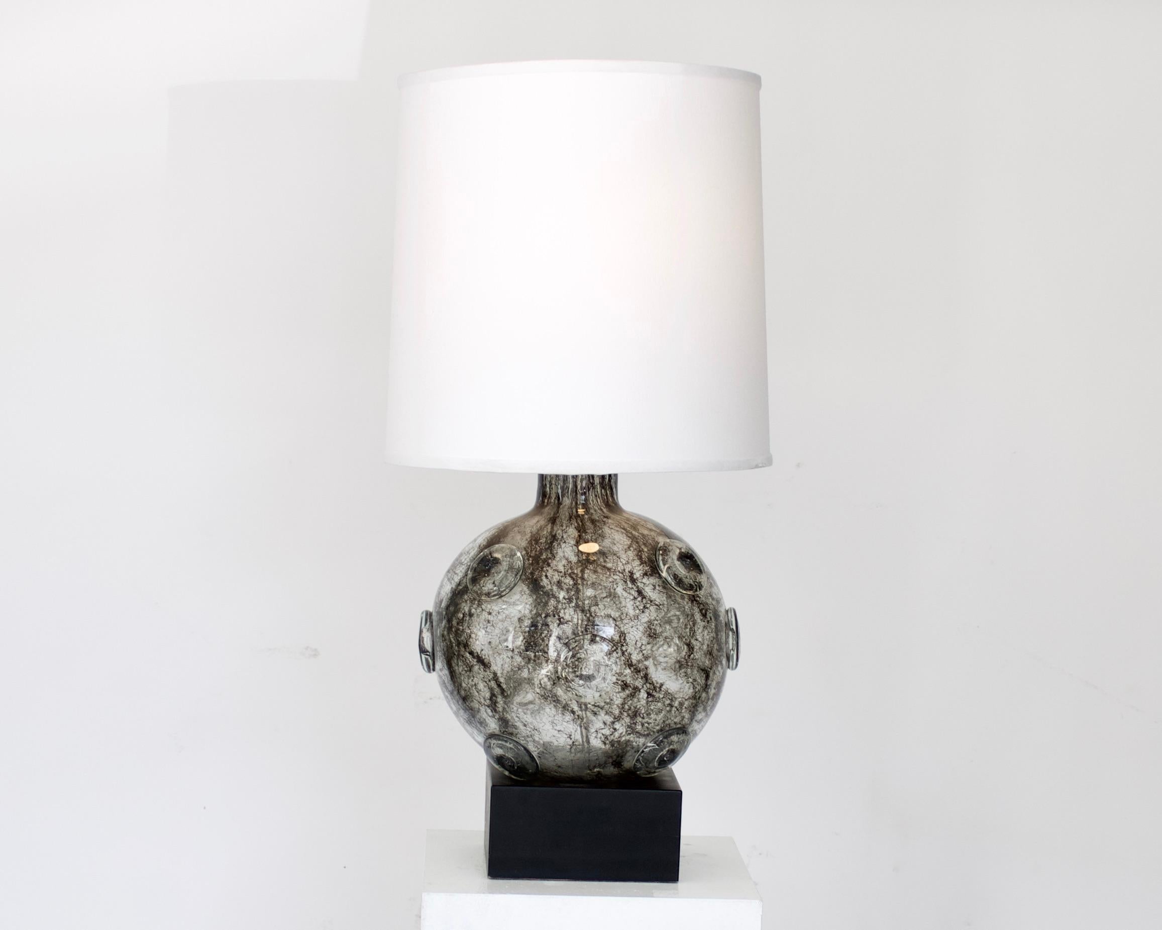 Ercole Barovier Crepuscolo Italian Murano table lamp, circa 1930-1935.
Ferro Toso Barovier Italy, 1935-1936 internally decorated glass with applied disks.
The high quality Art Deco table lamp is made of internally decorated glass with burned iron