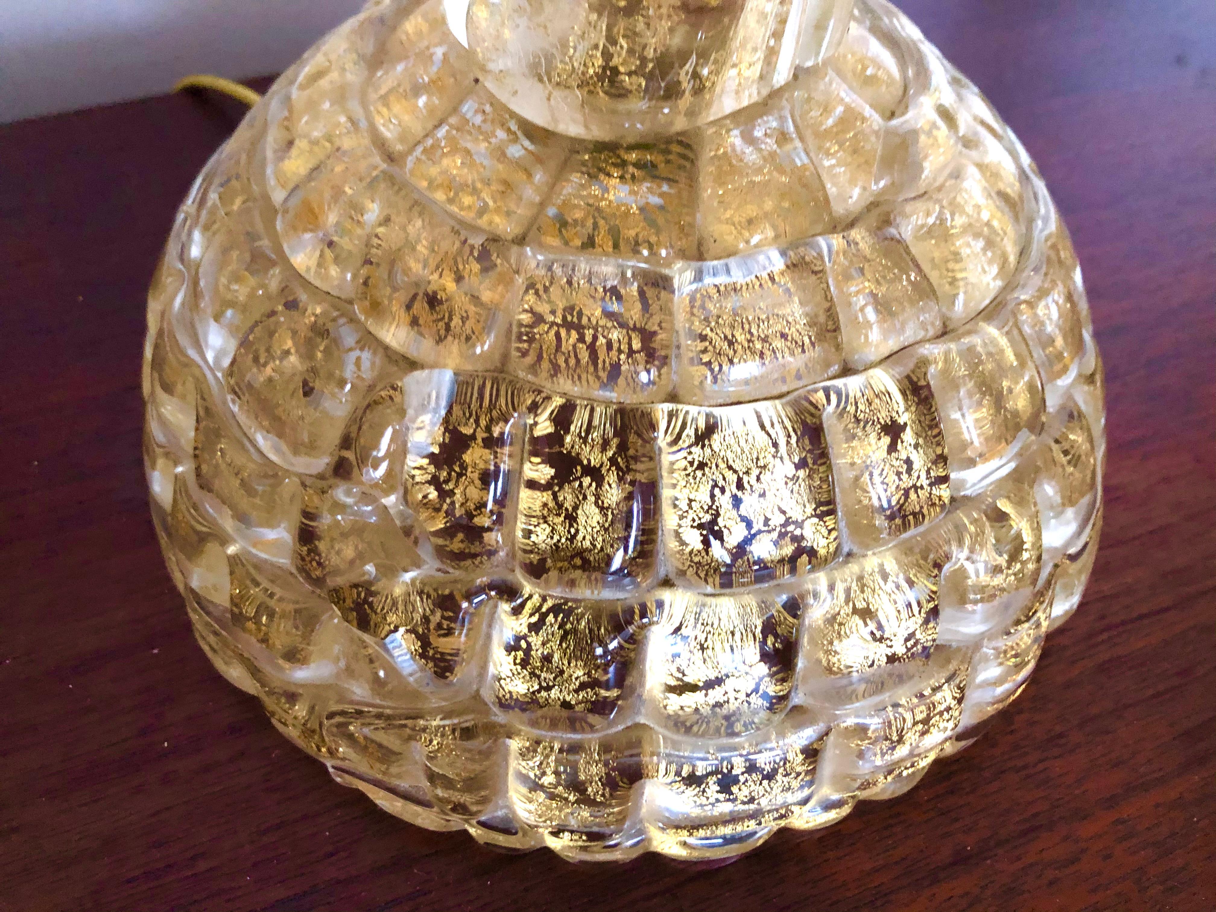 Lampade in vetro trasparente soffiato a mano di dimensioni impressionanti con inclusioni dorate. La base a cupola di Lenti sostiene una lunga asta di vetro che si attorciglia. Per Barovier e Toso, Italia, 1950 circa. Misure del bicchiere: 23,5