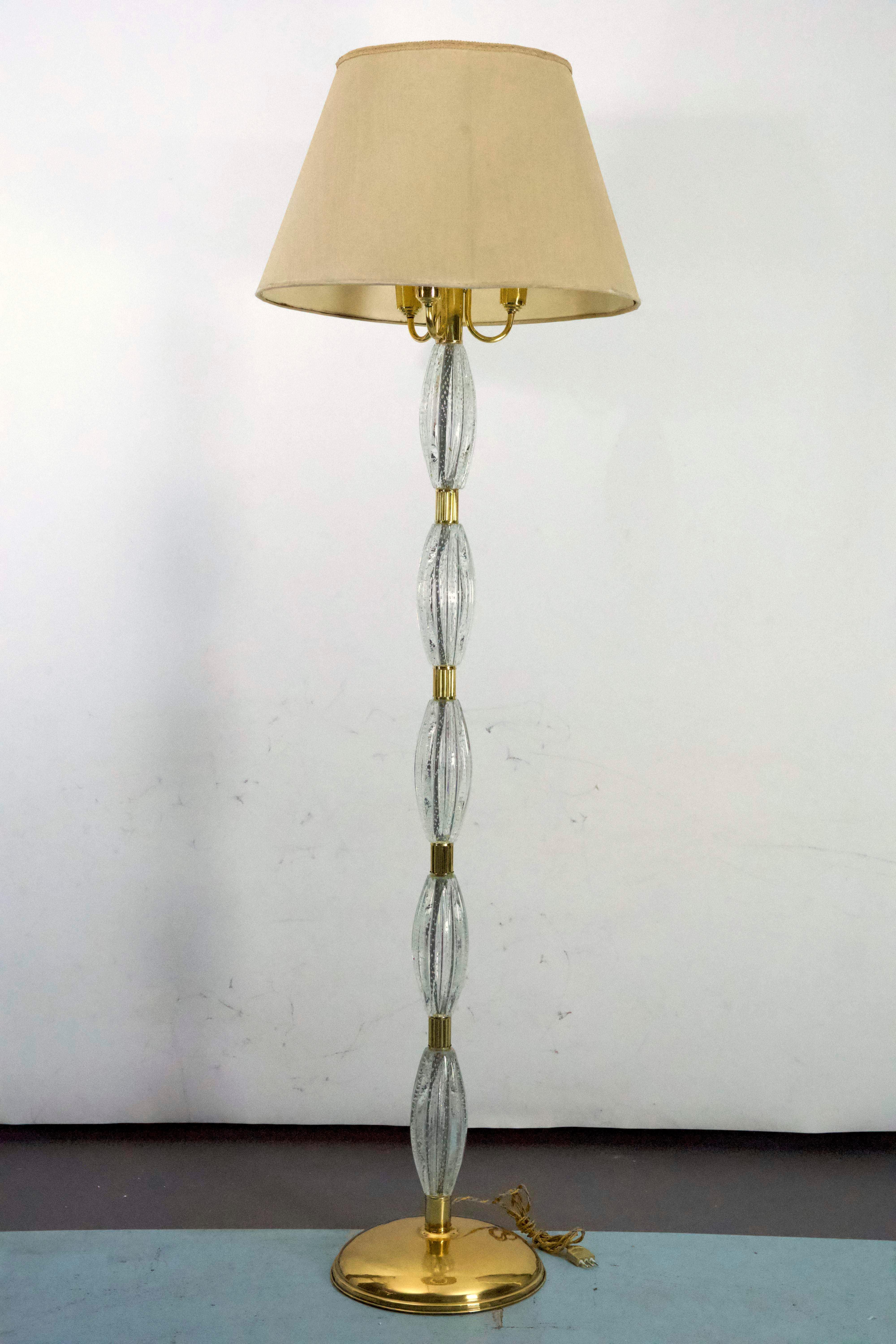 Un rare et exquis lampadaire conçu par Ercol Barovier, l'une des figures les plus célèbres de la verrerie de Murano, datant des années 1940. Cette pièce exceptionnelle présente la technique emblématique 