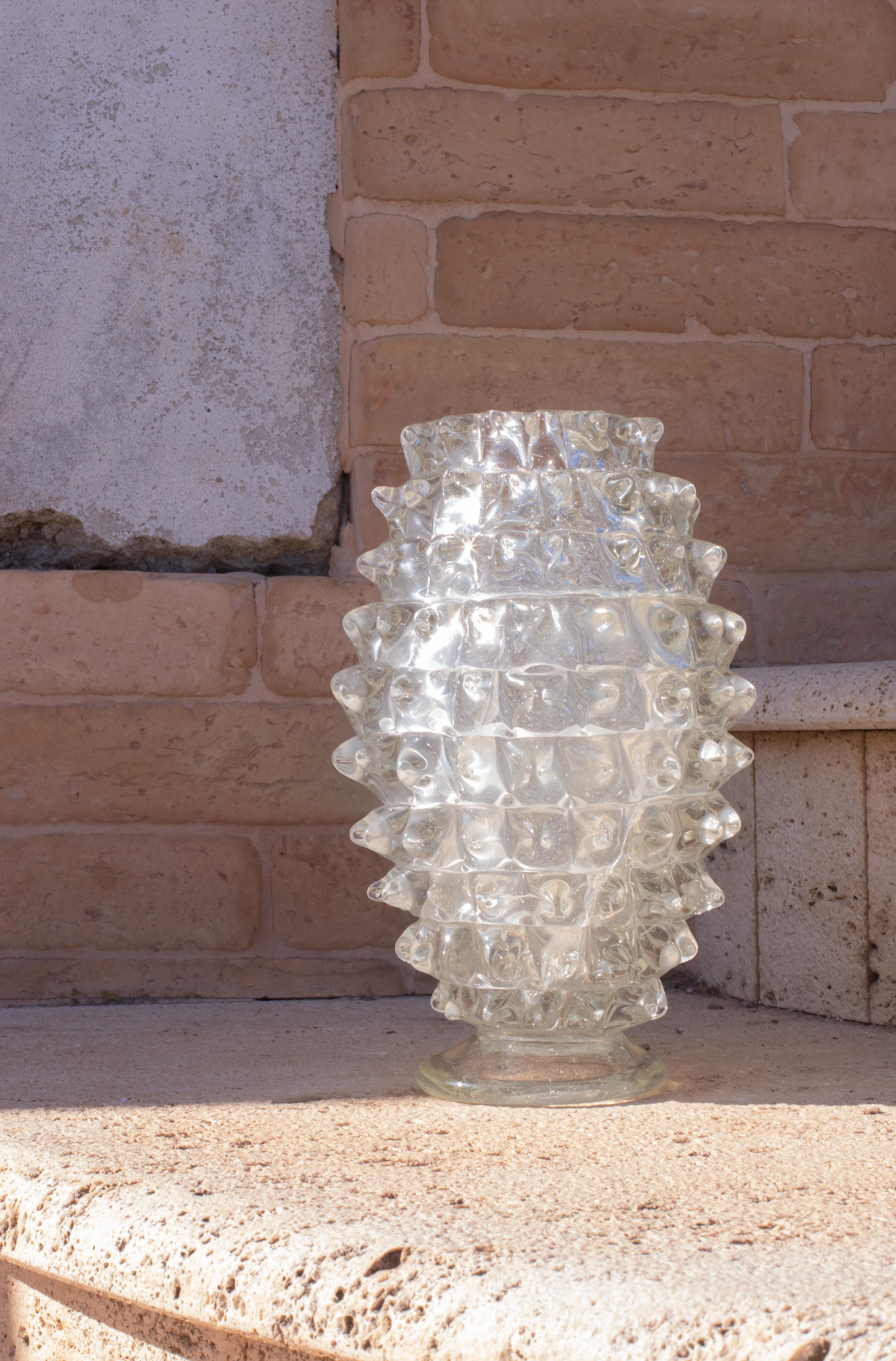 Erstaunlich Mitte des Jahrhunderts mundgeblasenen rostrato Kristall Murano Glas Vase. Dieses wunderschöne Objekt wurde in den 1940er Jahren in Italien von Ercole Barovier für Barovier&Toso hergestellt.

Dieses Meisterwerk ist eine fantastische