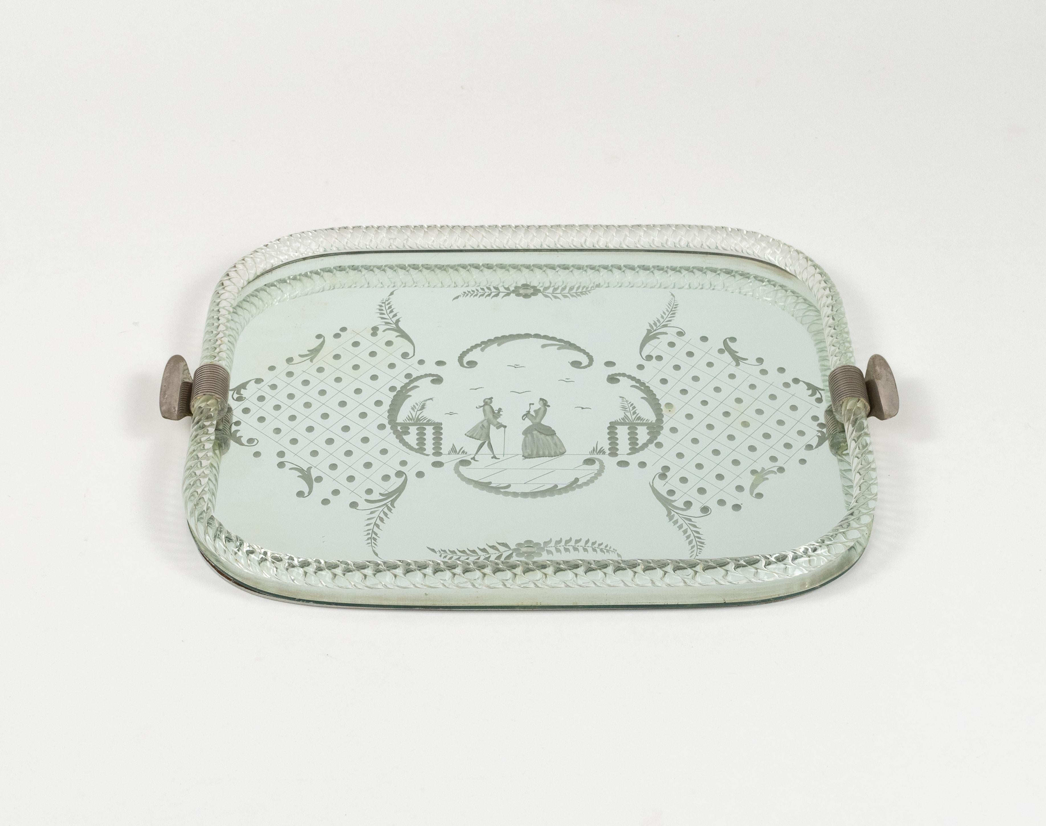 Sorprendente bandeja rectangular de mediados de siglo de cristal de Murano grabado a espejo para servir.   

Esta maravillosa pieza fue fabricada en Italia en la década de 1950 por el maestro vidriero de Murano Ercole Barovier.

Este maravilloso