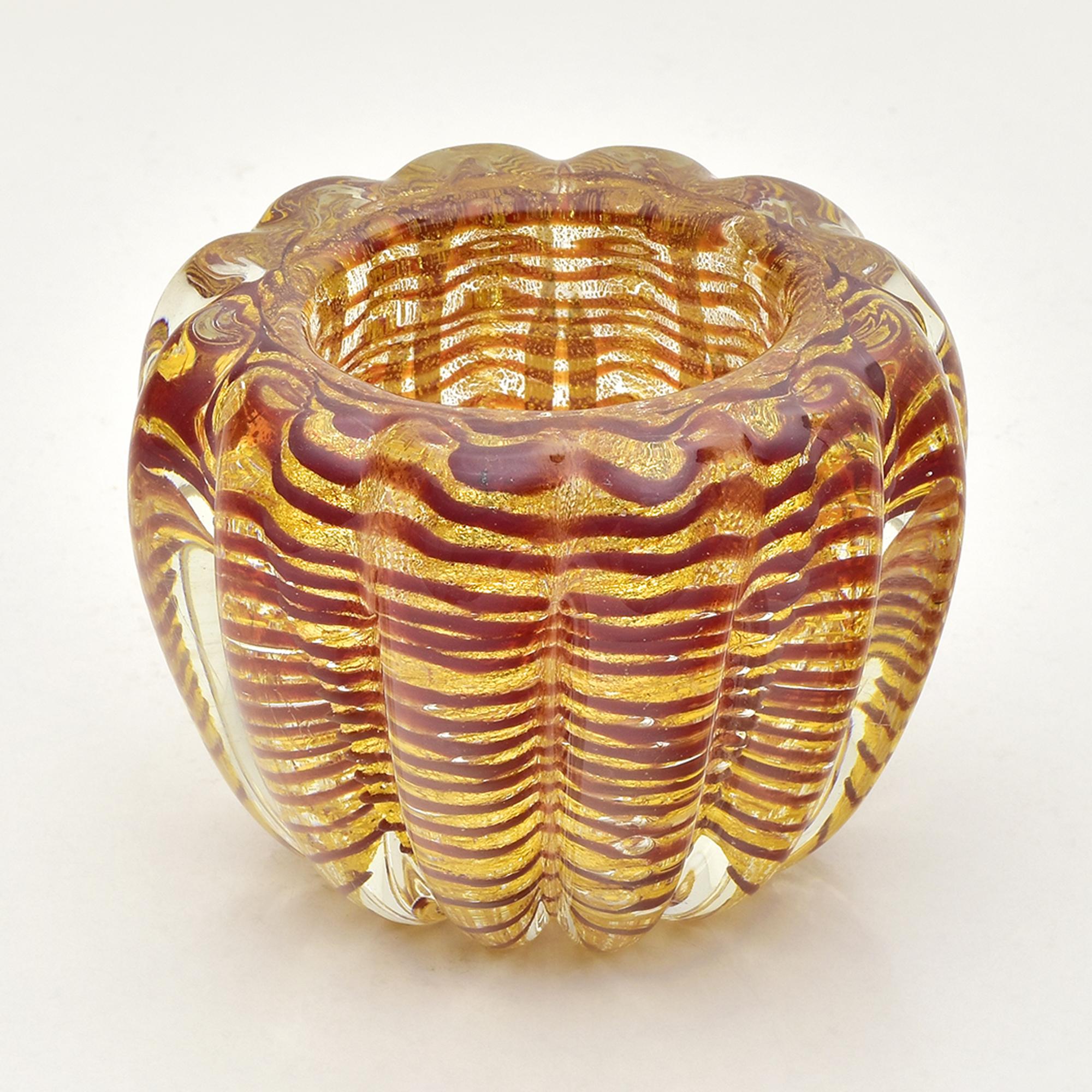 Cet exquis bol fourre-tout vintage en verre de Murano, créé par Eleg Barovier, présente la technique signature du Cordonato d'Oro, où des feuilles d'or rayonnantes sont déposées de manière experte dans le verre, créant un élégant motif nervuré. Les