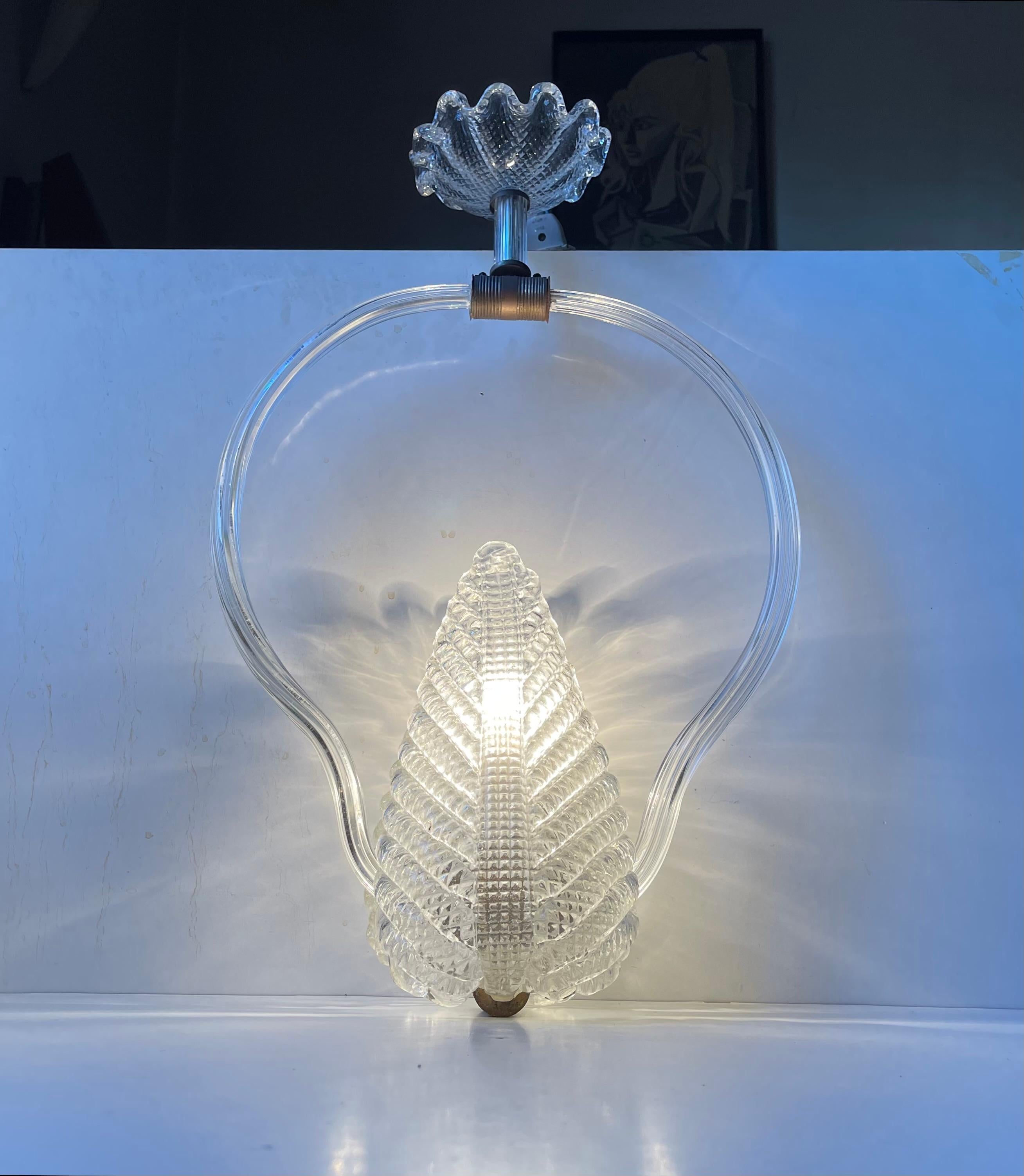 Una lámpara de araña/escultura de cristal de Murano de principios del Glamour italiano montada en el techo (podría convertirse fácilmente en colgante). La lámpara central está rodeada por dos grandes hojas y éstas enmarcadas por una cuatrifolia de