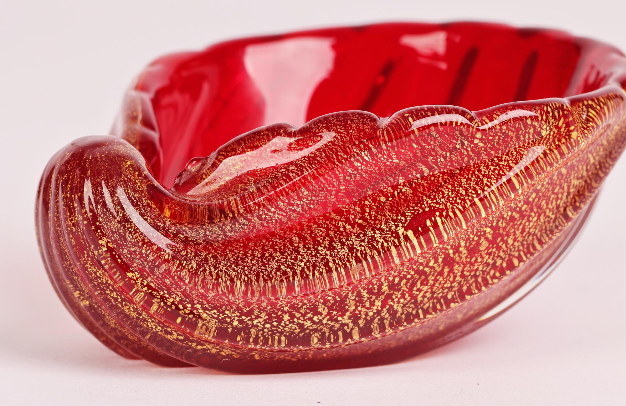 Superbe plat en verre d'art Cordonato D'oro en forme de coquille, en verre d'art rouge de Murano, datant du milieu du siècle dernier, par Ercole Barovier & Toso (fondé en 1880). Le plat est modelé comme une coquille de palourde avec une base plate