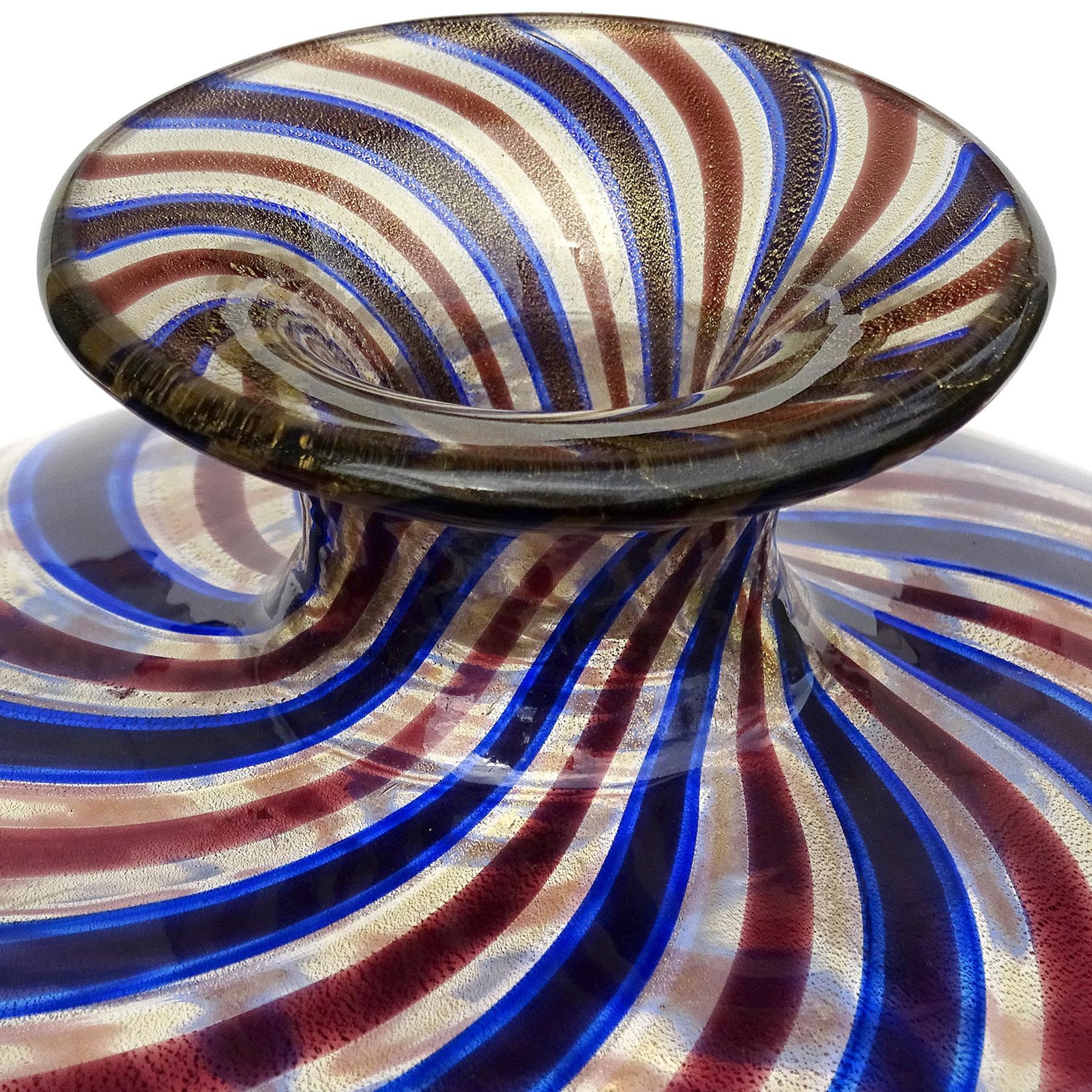 Seltene und schöne, Vintage Murano mundgeblasenen blauen und weinroten Streifen auf Goldflecken italienische Kunst Glas Blumenvase. Dem Designer Ercole Barovier zugeschrieben, für die Firma Barovier e Toso, um 1966. Die Technik/das Design trägt den