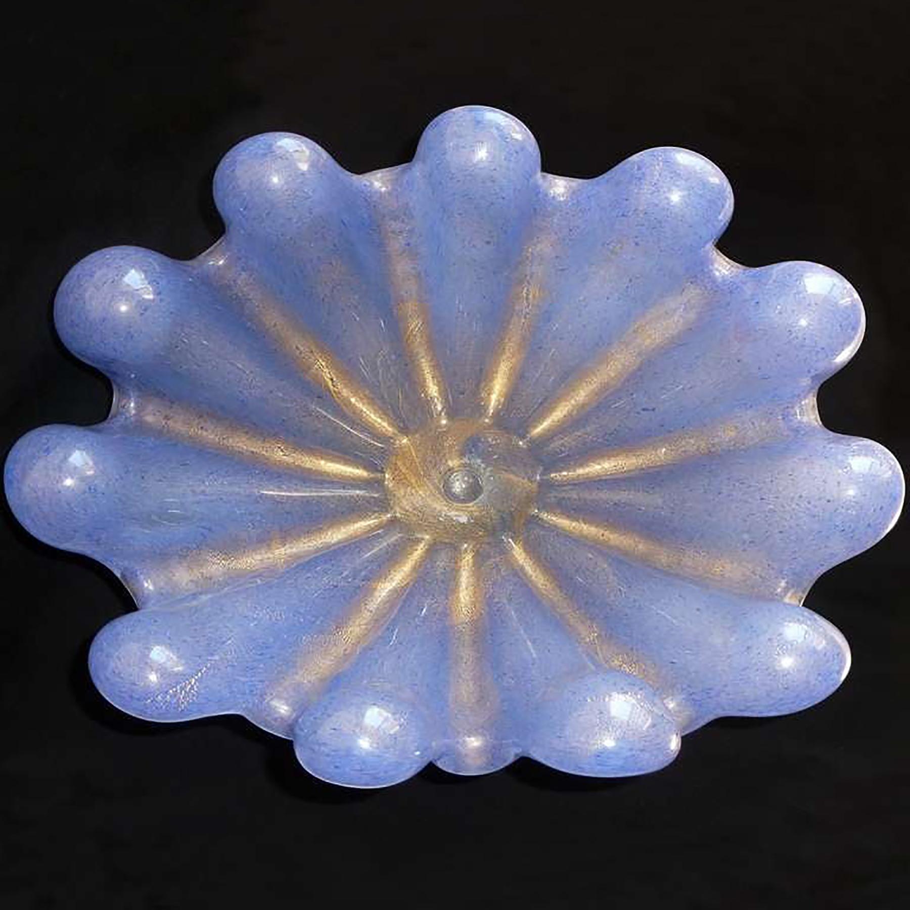 Precioso y monumental cuenco escultórico vintage de Murano soplado a mano en azul con motas doradas de vidrio artístico italiano con forma de concha marina y perla en el interior. Documentado al diseñador Ercole Barovier para Barovier e Toso, hacia