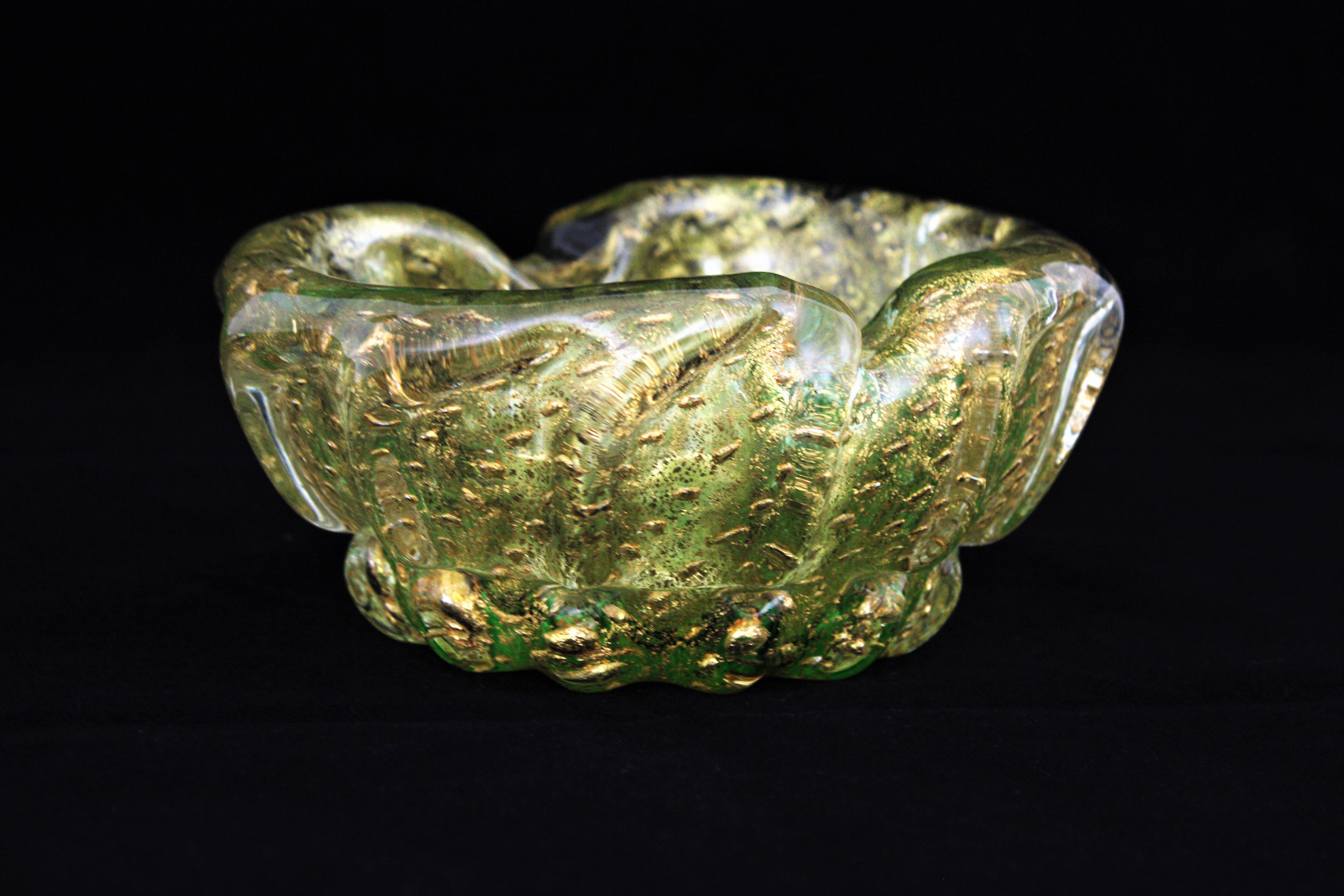 italien Ercole Barovier Toso Murano Gold Flecks Bullicante Art Glass Ribbed Bowl (bol côtelé) en vente