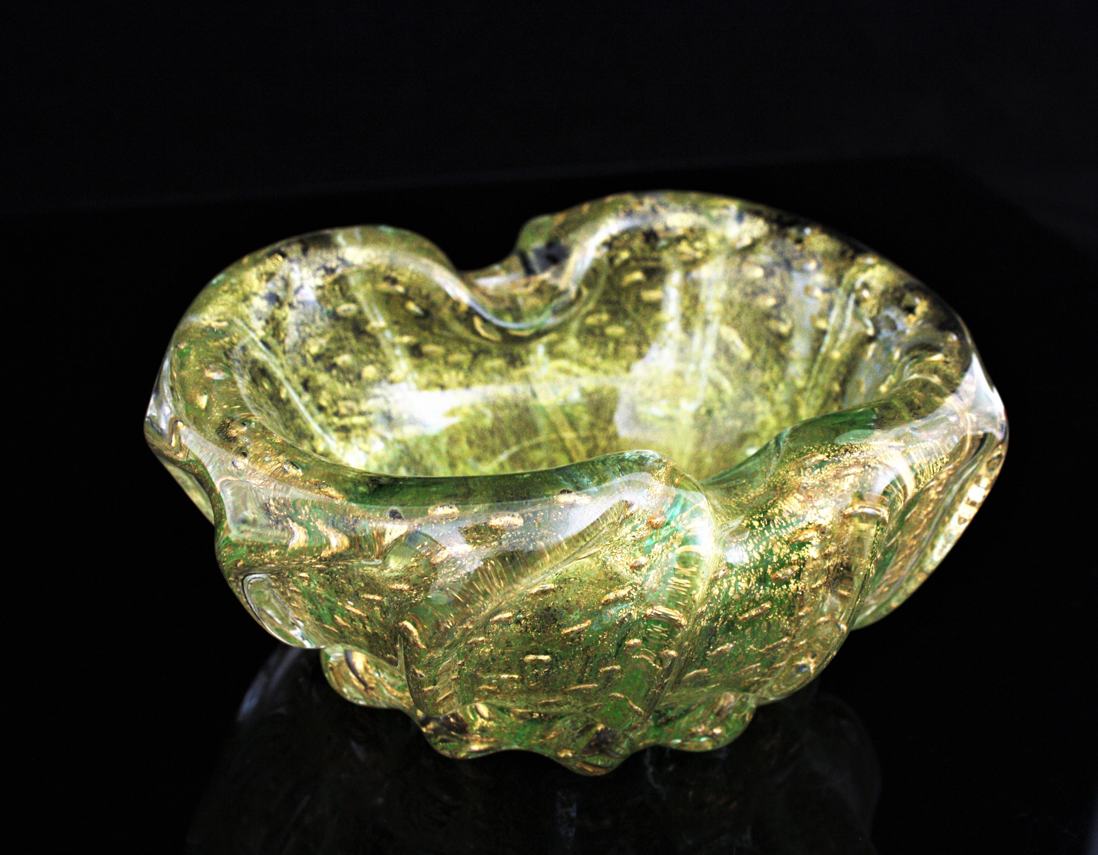 20ième siècle Ercole Barovier Toso Murano Gold Flecks Bullicante Art Glass Ribbed Bowl (bol côtelé) en vente
