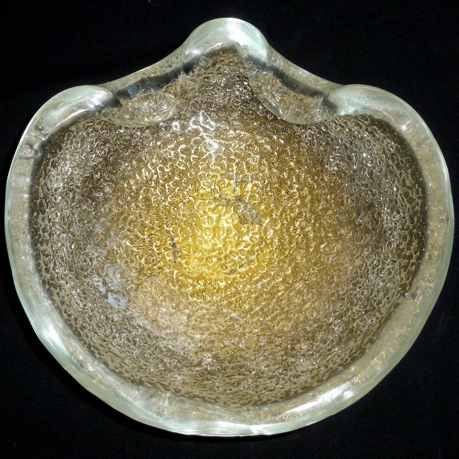 Magnifique bol en verre d'art italien soufflé à la main de Murano, transparent avec des mouchetures dorées et une texture en relief. Documenté au designer Ercole Barovier pour la société Barovier e Toso, vers 1940. Créé dans le design 