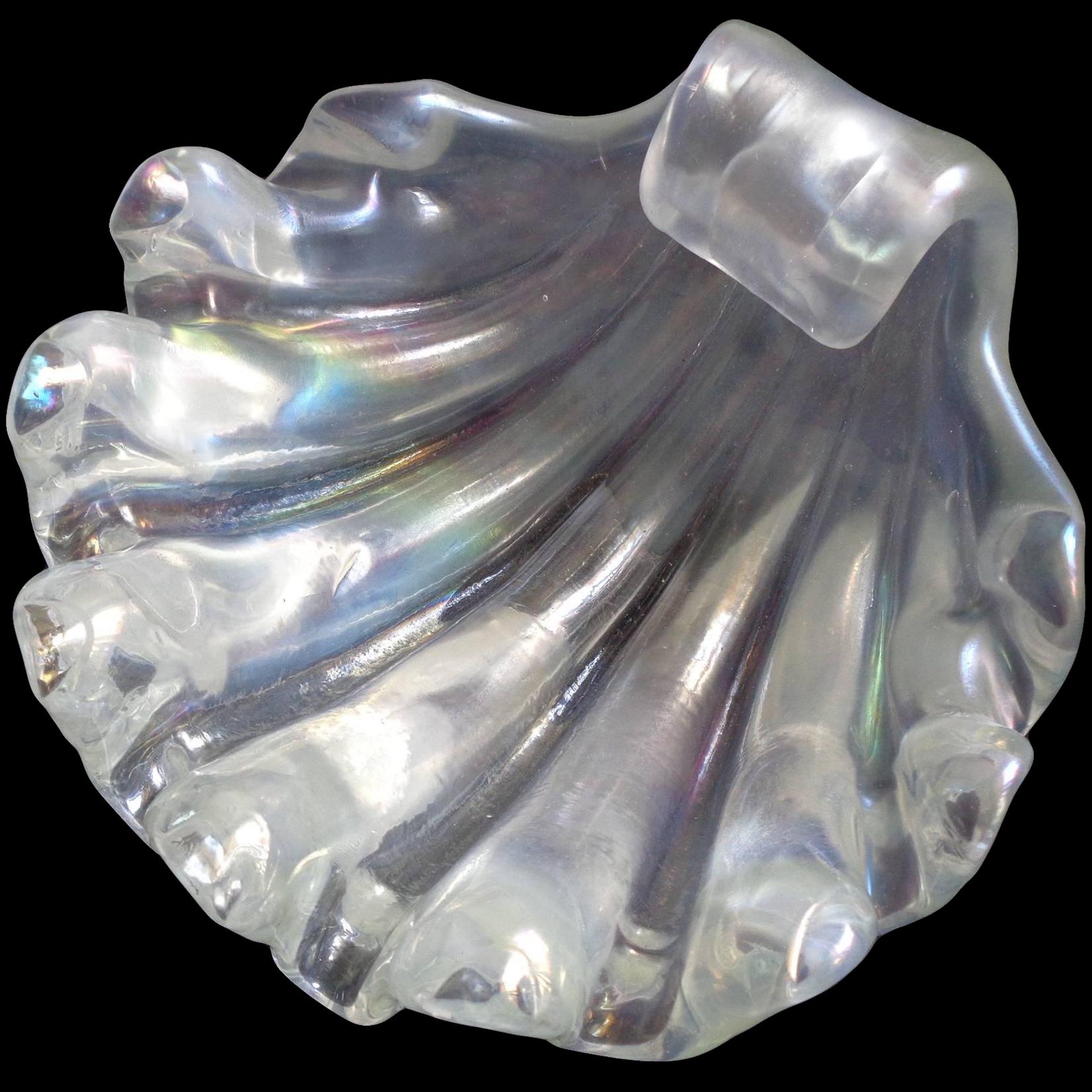 Rare grand bol sculptural en verre soufflé à la main de Murano, transparent et irisé, en forme de coquillage. Attesté au designer Ercol Barovier, pour Barovier e Toso vers les années 1940, dans le design 