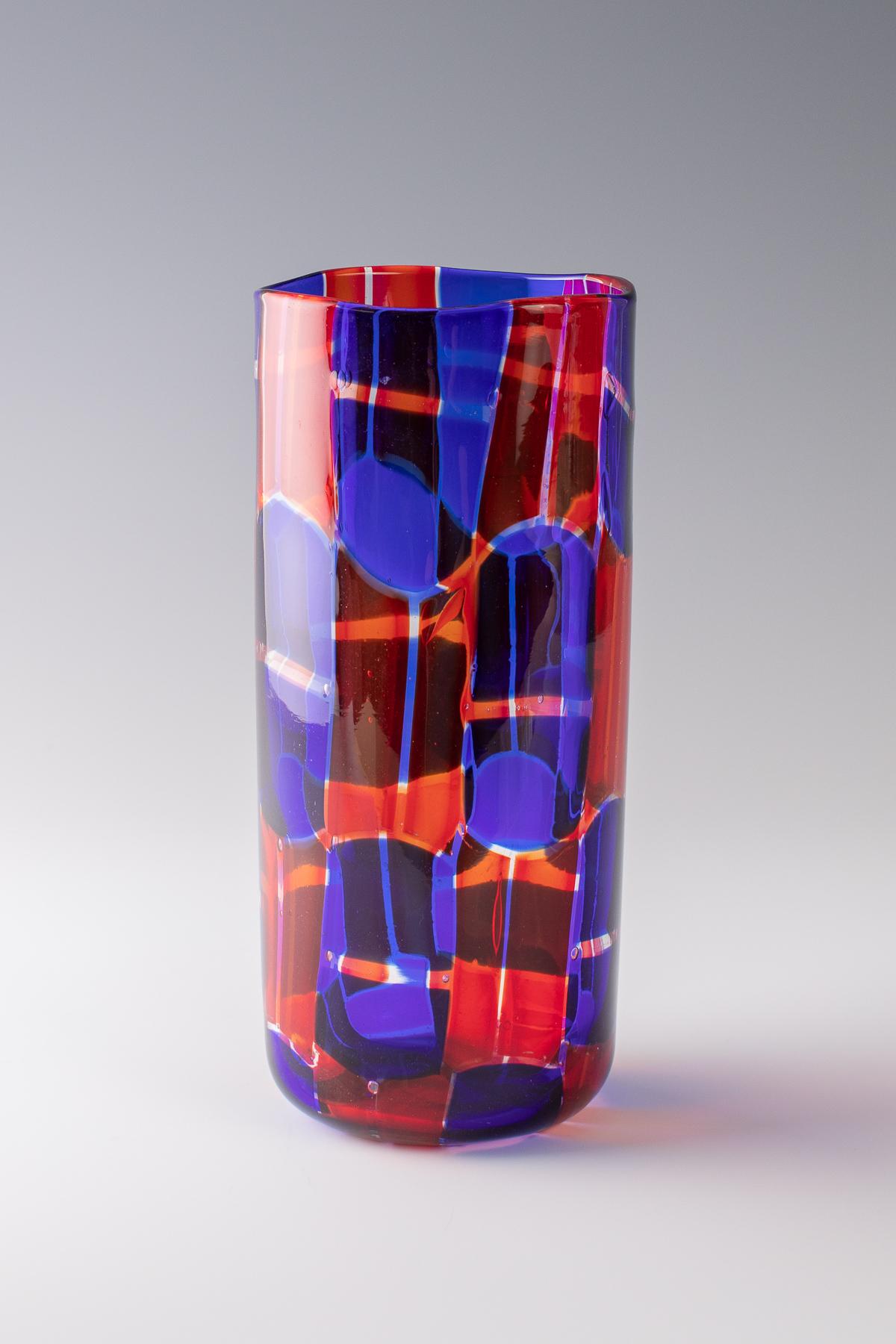 Ercole Barovier (1889-1974), vaso 'Alterno', 1951
vaso pezzato con tessere di vetro fuso in rosso e blu
prodotto da Barovier&Toso, Murano, Italia 
25 cm (altezza)
firmato 