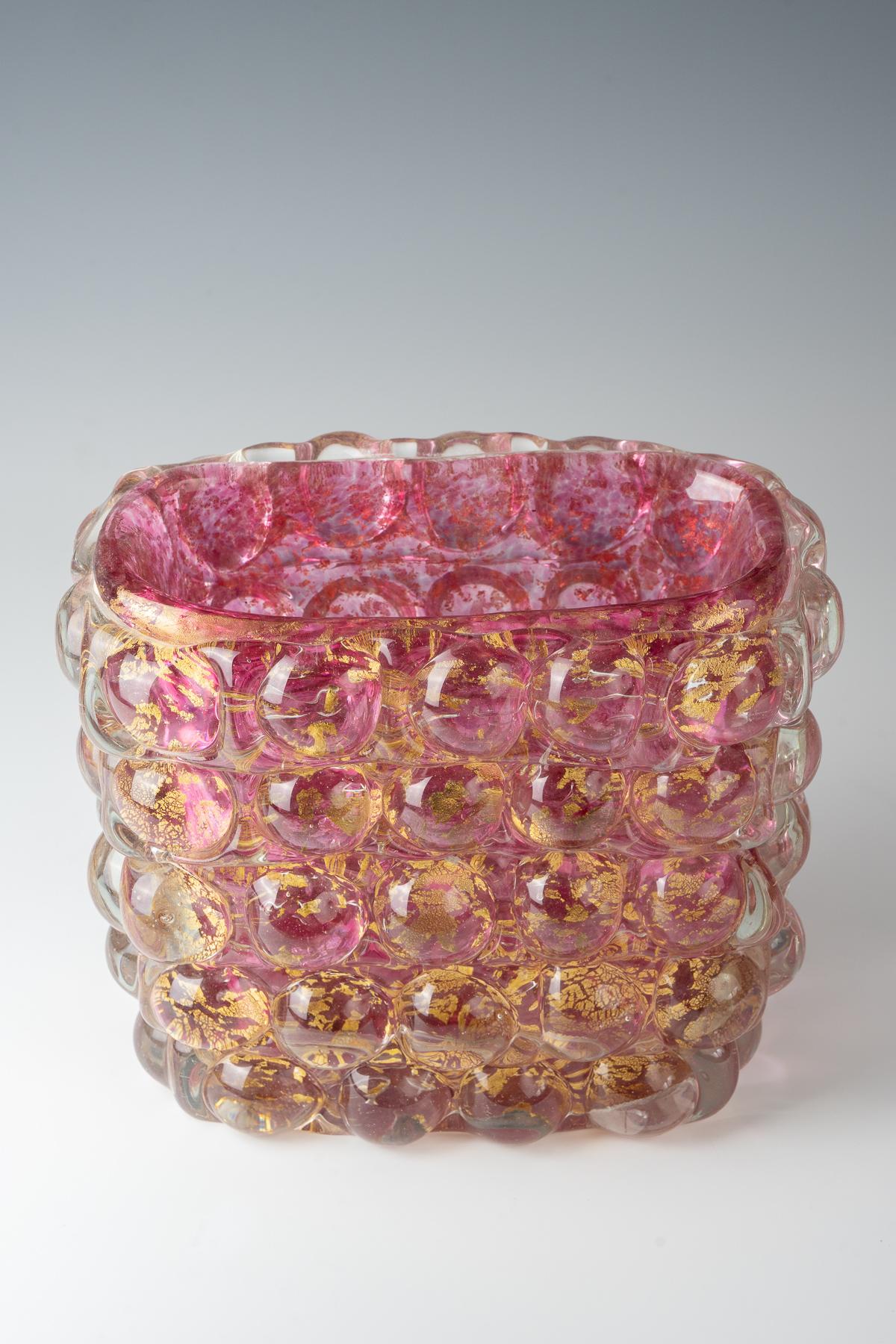 Ercole Barovier (1889-1974), vaso modello 'Lenti', 1940 ca.
vetro trasparente e blu con inclusioni dorate
prodotto da Barovier&Toso, Murano, Italia
25 cm (altezza)
non firmato
ottime condizioni

LETTERATURA
riferimenti a questo pezzo e a diversi