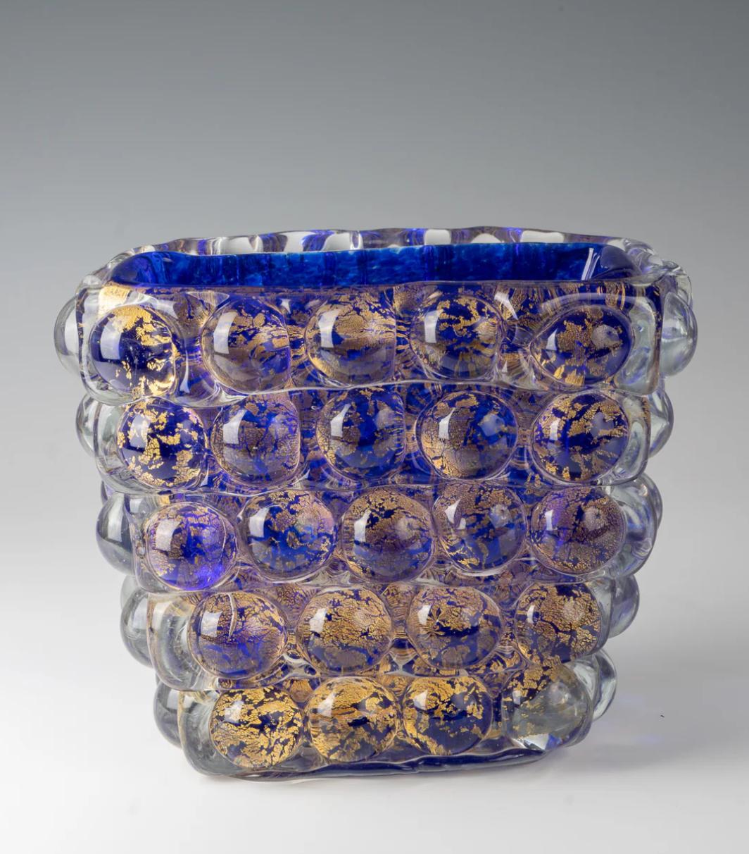 Ercole Barovier (1889-1974), vaso modello 'Lenti', 1940 ca.
vetro trasparente e blu con inclusioni dorate
prodotto da Barovier&Toso, Murano, Italia
25 cm (altezza)
non firmato
ottime condizioni

LETTERATURA
riferimenti a questo pezzo e a diversi