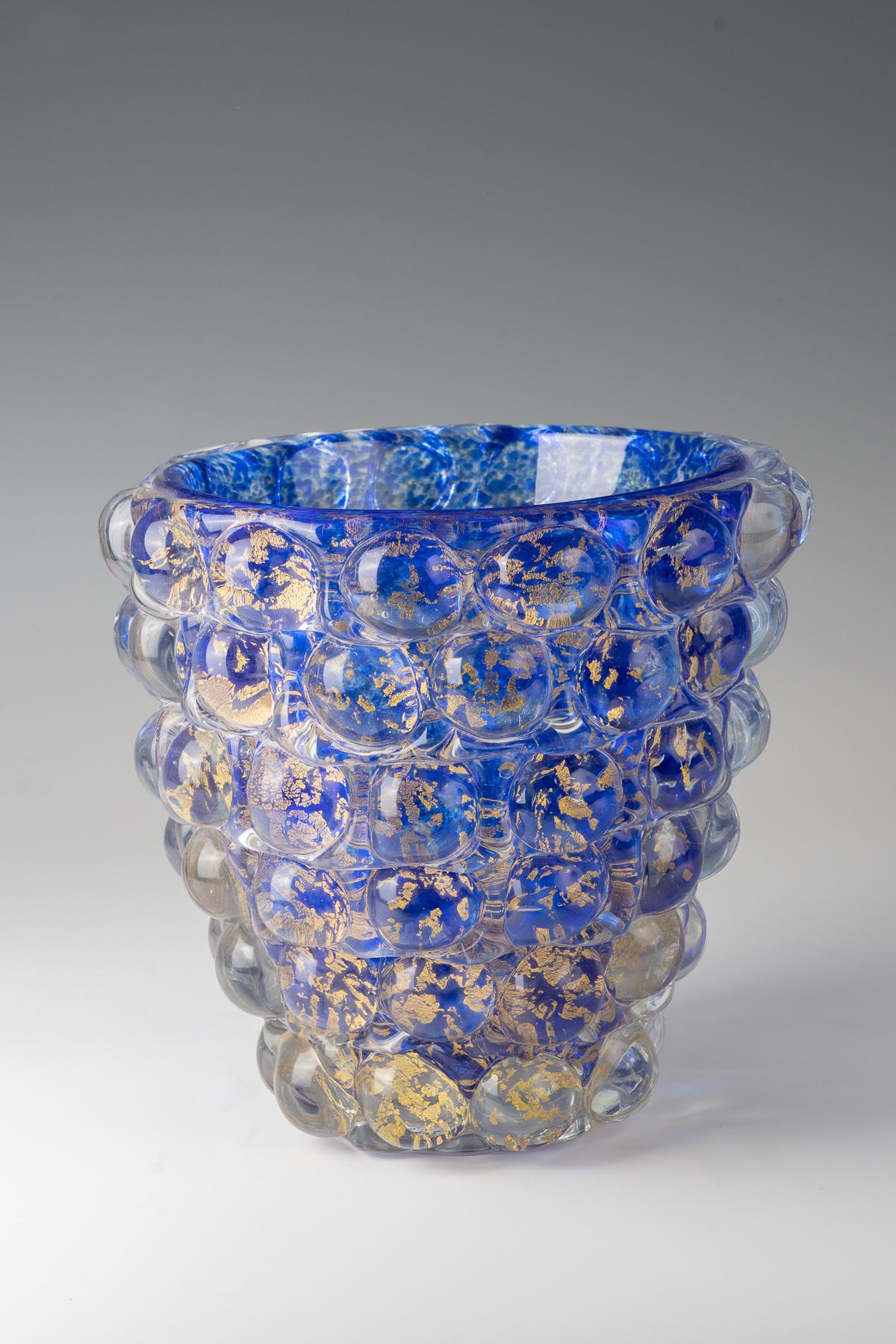 Ercole Barovier (1889-1974), vaso modello 'Lenti', 1940 ca.
vetro trasparente e blu con inclusioni dorate
prodotto da Barovier&Toso, Murano, Italia
25 cm (altezza)
non firmato
ottime condizioni

LETTERATURA
riferimenti a questo pezzo e a diversi