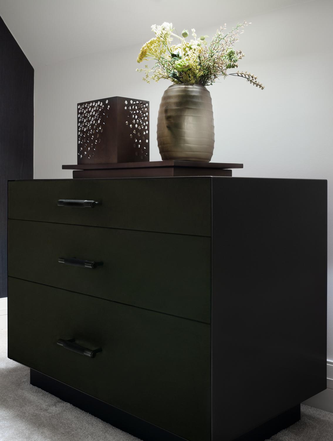 Moderne Commode Ercole en bronze foncé revêtue de poudre et Novasuede en vente