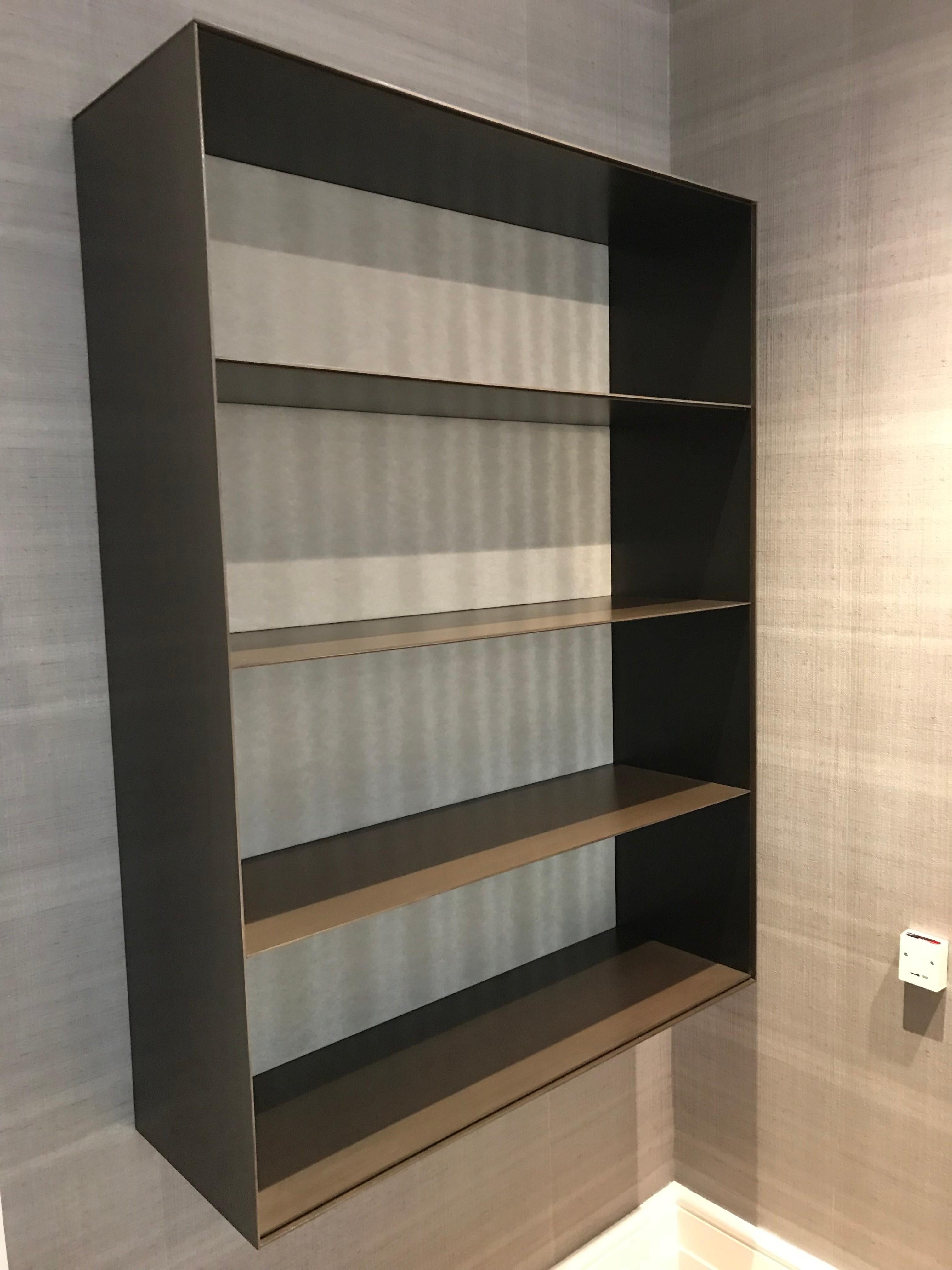 Materiale sintetico Tavolo Ercole con ripiani galleggianti, verniciato a polvere e rivestito in cavallino ultraleggero in vendita