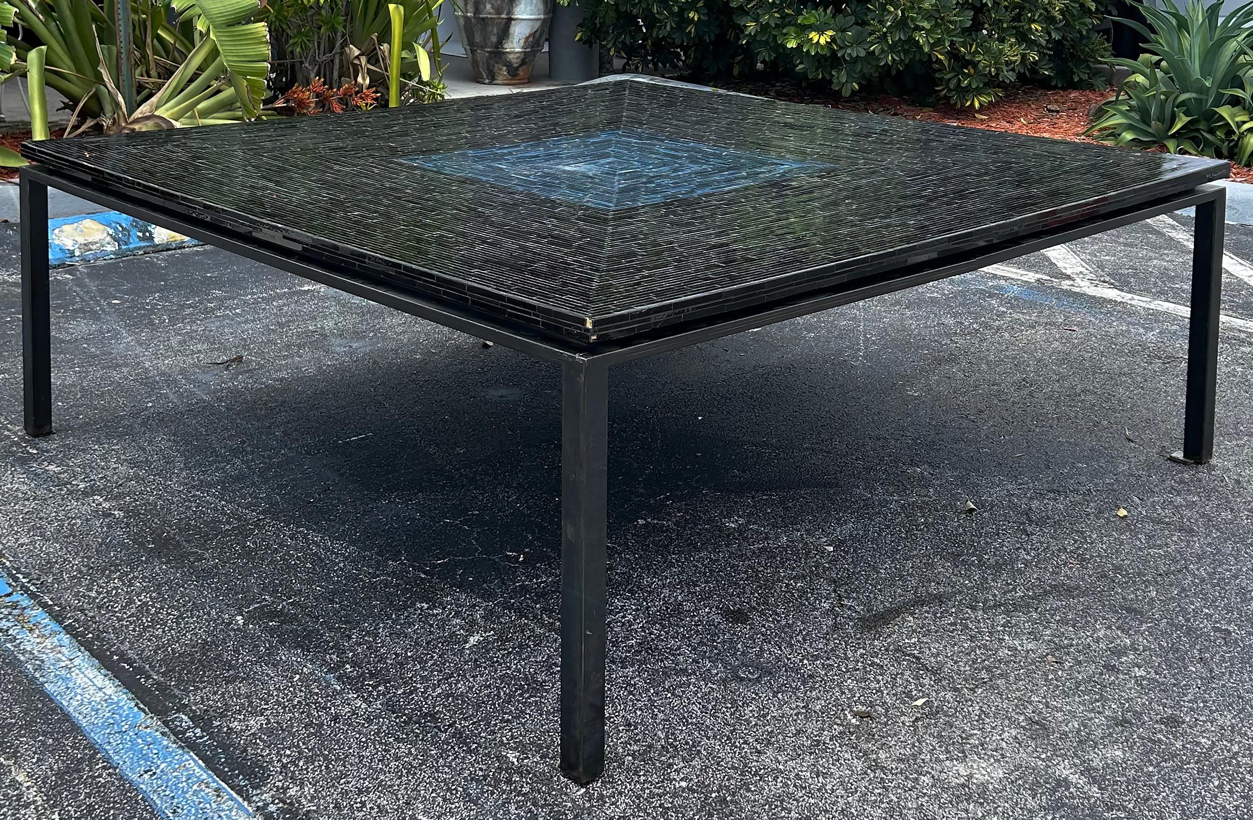 Ercole Home Grande table de salle à manger carrée en mosaïque de verre d'art avec base en fer, NYC

Nous proposons à la vente une table de salle à manger monumentale en verre mosaïque de Erole Home, qui repose sur une base en fer. Le plateau est