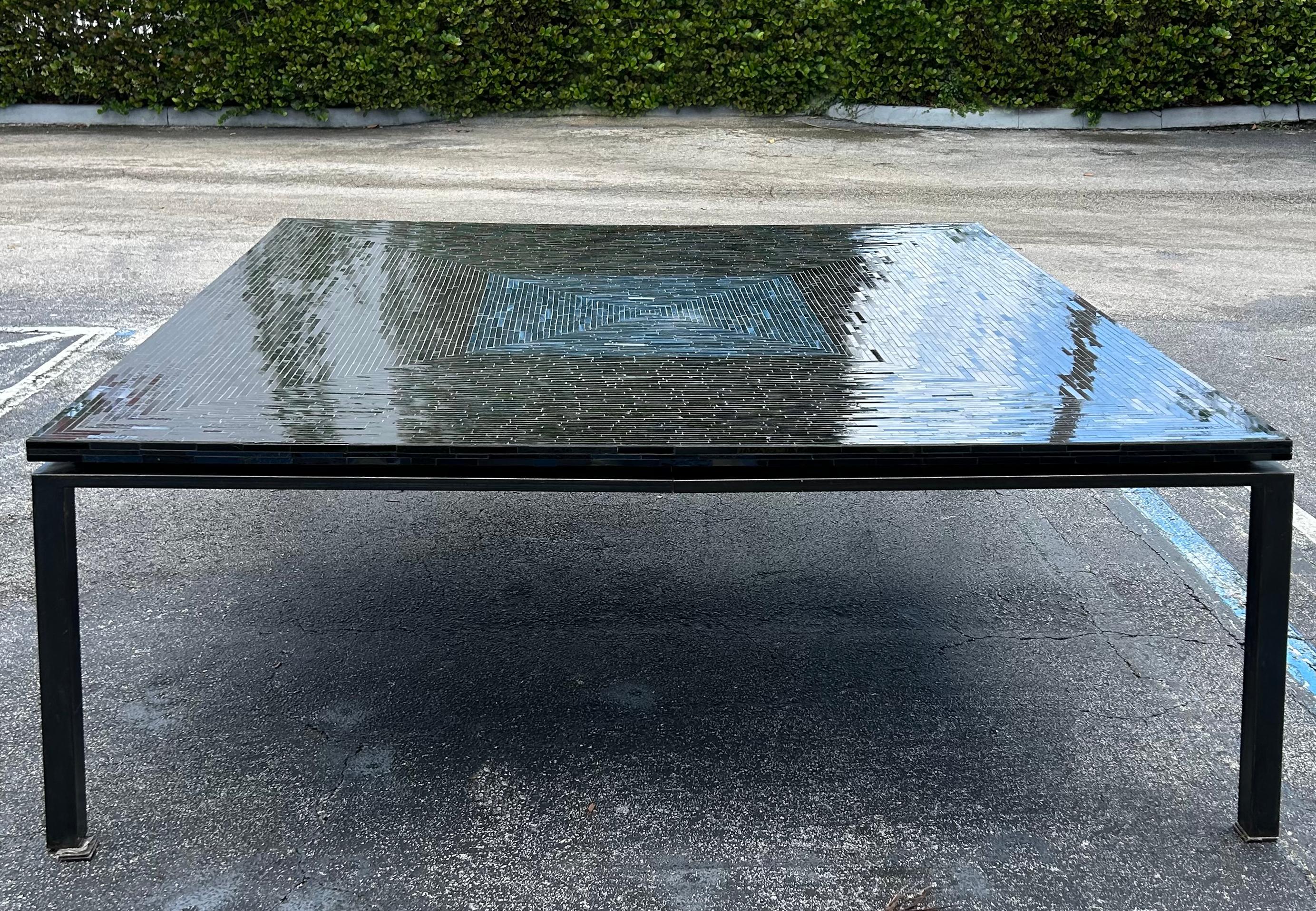 Moderne Ercole Home Grande table de salle à manger carrée en mosaïque de verre d'art avec base en fer, NYC en vente
