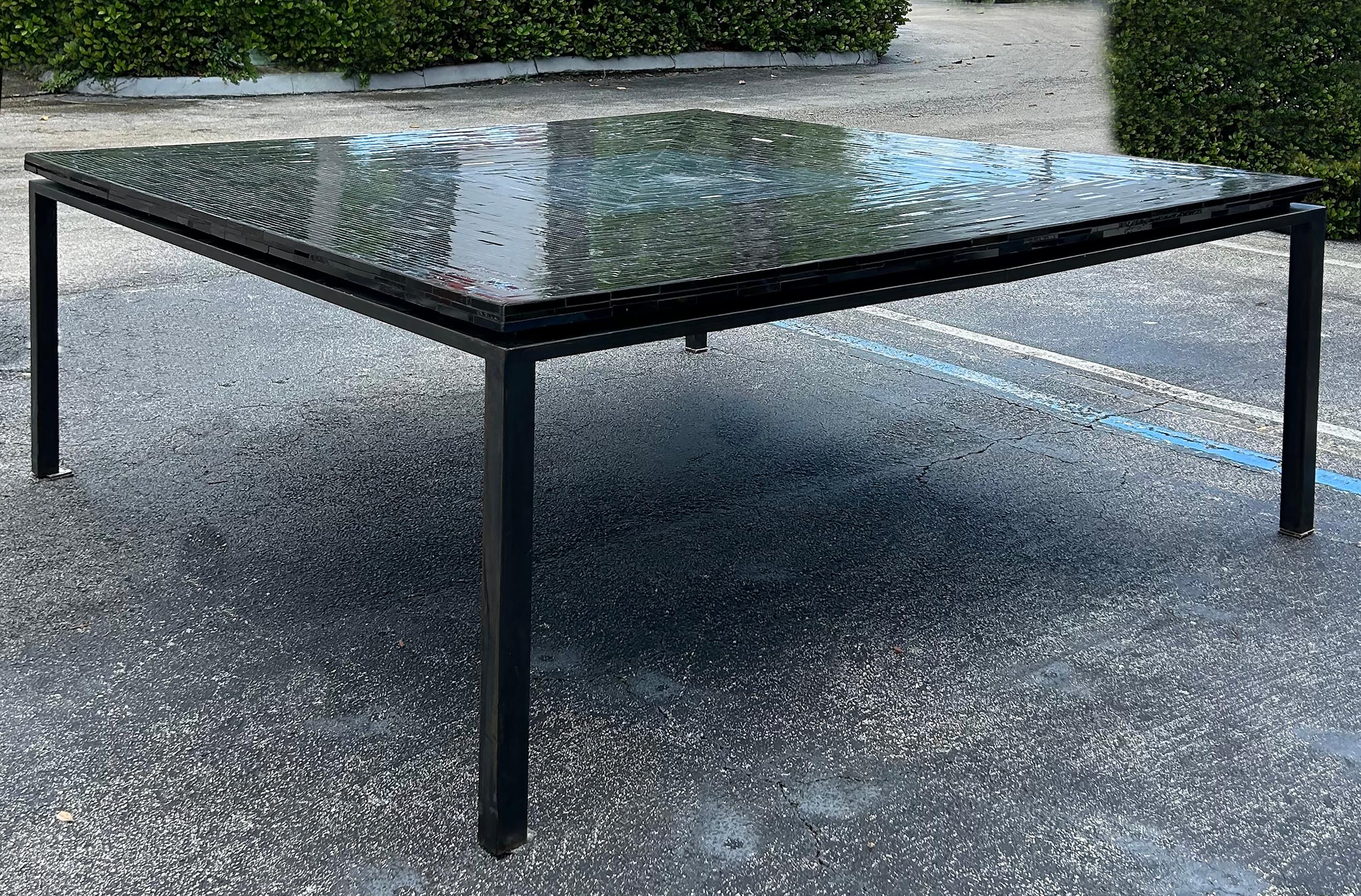 Nord-américain Ercole Home Grande table de salle à manger carrée en mosaïque de verre d'art avec base en fer, NYC en vente