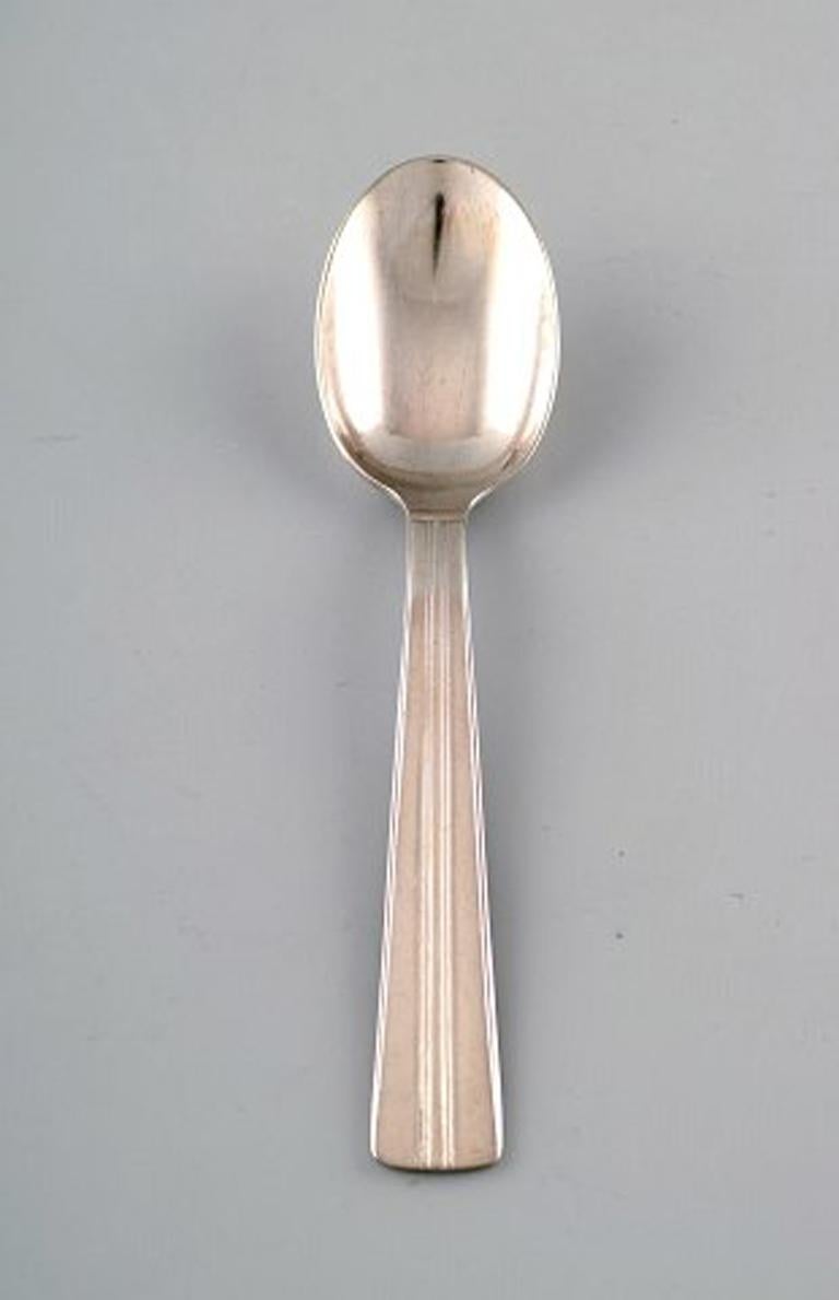 Ercuis Art deco dinner service in plated silver.
Consisting of dinner knives, dinner spoon, dinner fork and cake fork.
France, circa 1940.
Stamped.
Knife measures 25 cm.
In very good condition.