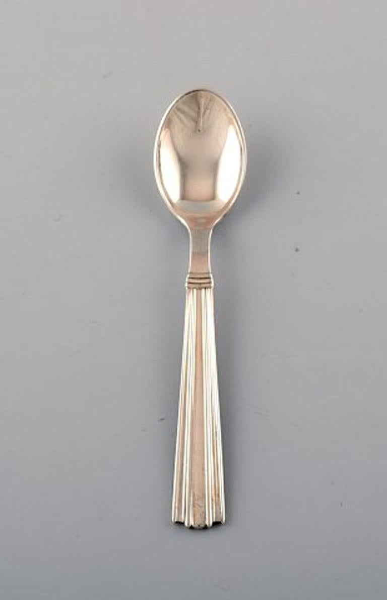 French Art Deco dinner service in plated silver.
Consisting of dinner knives, dinner forks and coffee spoons.
France, circa 1940.
Stamped.
Knife measures 21.7 cm.
In very good condition.