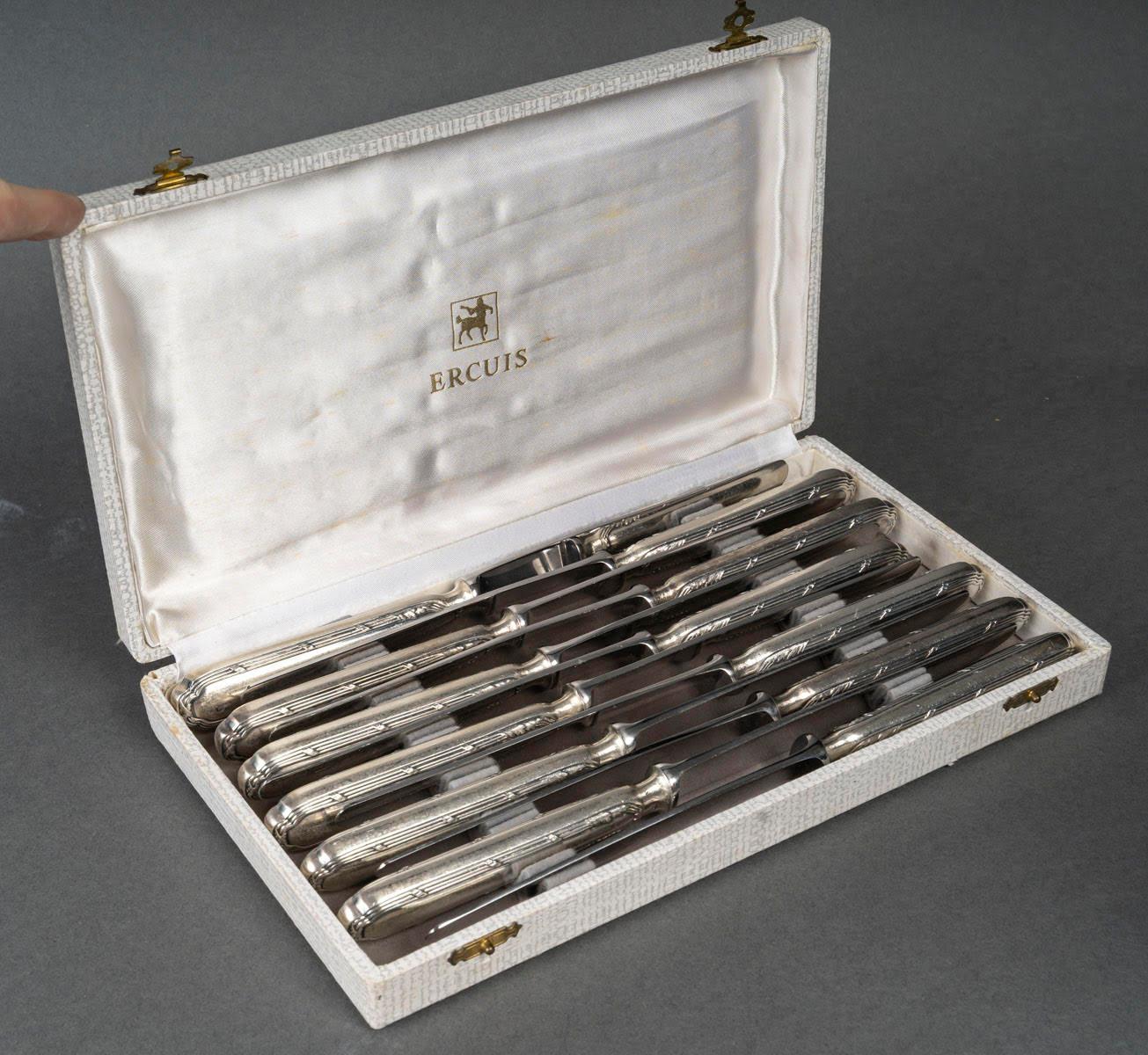 Ercuis cutlery service, silver plated, 20th century.

Ercuis silver-plated cutlery service in its original box, 20th century.
Box 1: H: 4cm, W: 27.5cm, D: 15cm
Box 2: H: 7cm, W: 40cm, D: 30cm

12 forks
12 knives
12 spoons
12 teaspoons
1 ladle