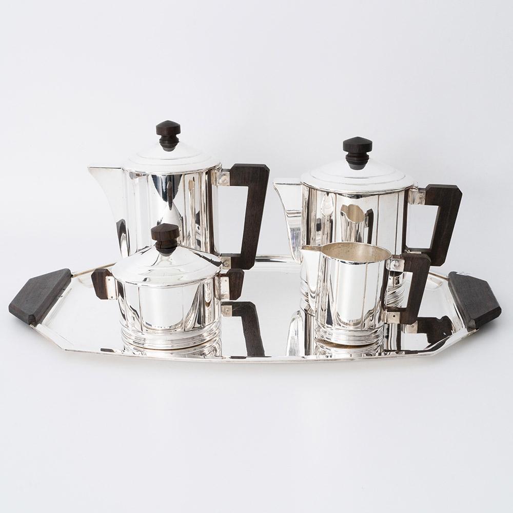 Überschrift : Ecruis French Art Deco Teeservice. Produziert zwischen 1938 und 1938
Datum : c1930
Herkunft :  Frankreich
Dekoration : Fünfteiliges Silberbesteck mit Tablett, Sahnekännchen, Milchkännchen, Teekanne und Heißwasserkännchen. Jedes Stück