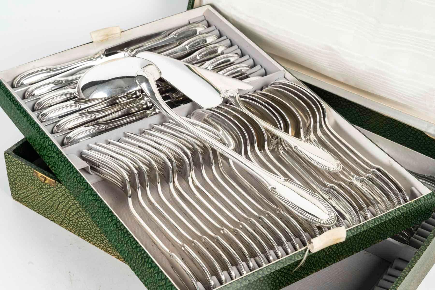 Tafelservice Ercuit, 20. Jahrhundert.

Maison Ercuit versilbertes Tafelservice in einer Schachtel, 62 Teile, 20.
12 Suppenlöffel
12 Gabeln
12 Messer
1 Schöpfkelle
1 Kuchenportionierer
12 Teelöffel 
12 Dessertmesser
H: 9,5cm, B: 40cm, T: 29,5cm
