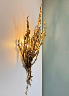 Lámpara de pared Erda de fundición de latón escultórica, inspirada en la naturaleza