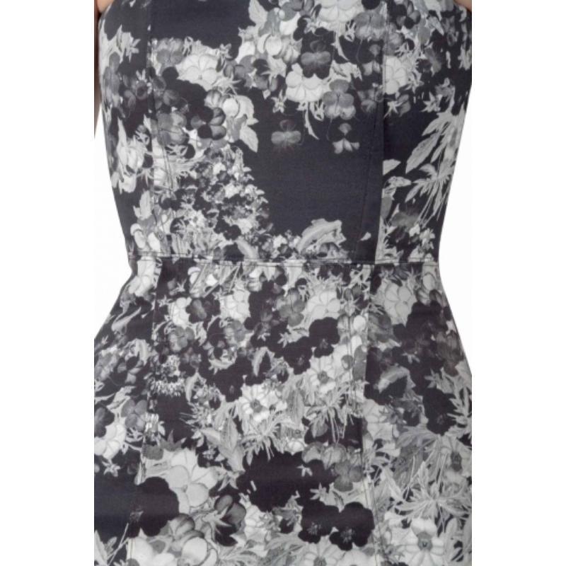 Questo abito senza spalline di Erdem è di colore nero. Disegnato con una stampa floreale su tutta la superficie, presenta un corpetto a corsetto e una chiusura a zip sul retro. Questa creazione è ideale da indossare per una varietà di eventi. Il