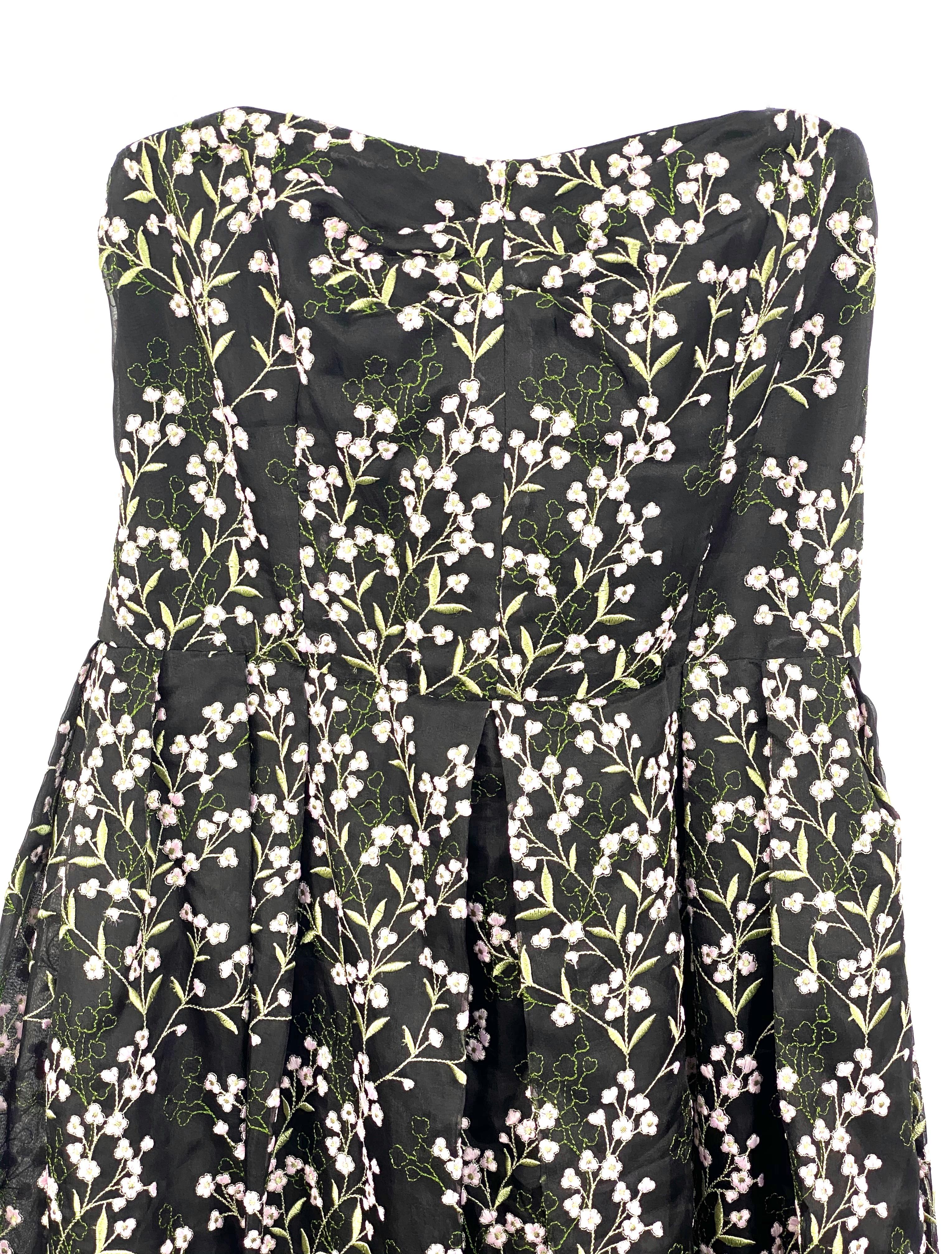 Edem Vestido de noche de seda negra y estampado floral Talla 8

Detalles del producto:
Talla US8, UK12
Corte de escote sin tirantes 
Largo midi
Detalle bordado de flores rosas y verdes
Cierre de cremallera y gancho 
Fabricado en Inglaterra